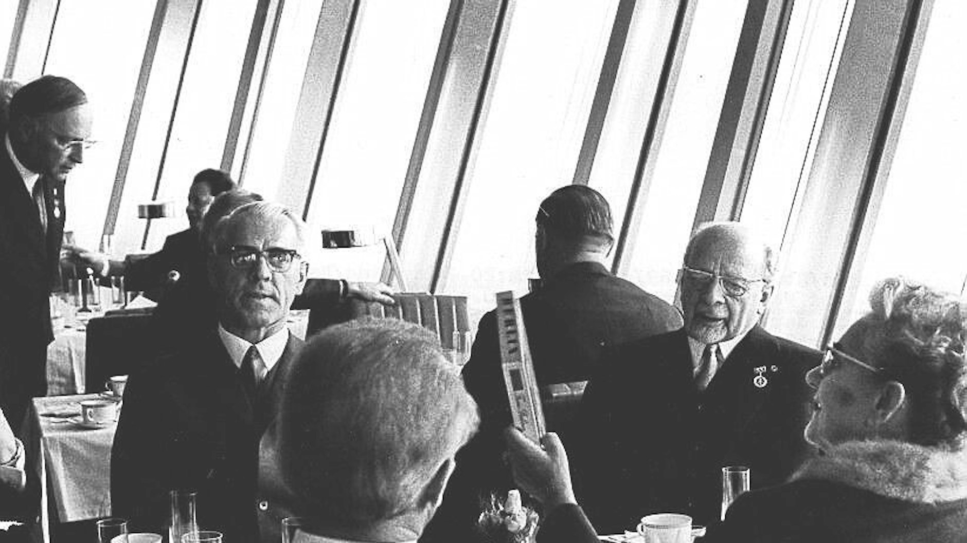 Der Fernsehturm wurde am 03.10.1969 durch Walter Ulbricht eingeweiht. Erste Gäste im Tele-Café sind Walter Ulbricht, Lotte Ulbricht und Willi Stoph.