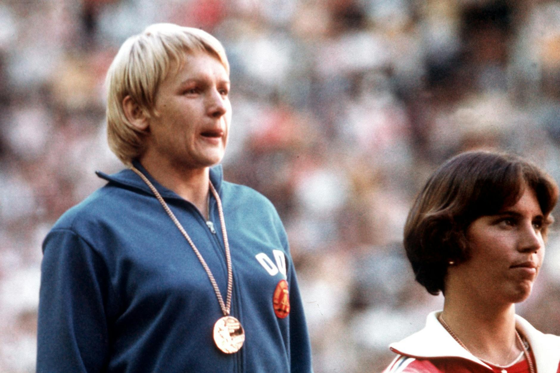 Die damalige DDR-Speerwerferin Ruth Fuchs steht bei der Siegerehrung mit ihrer Goldmedaille bei den Olympischen Sommerspielen 1976 in Montreal auf dem Podium.