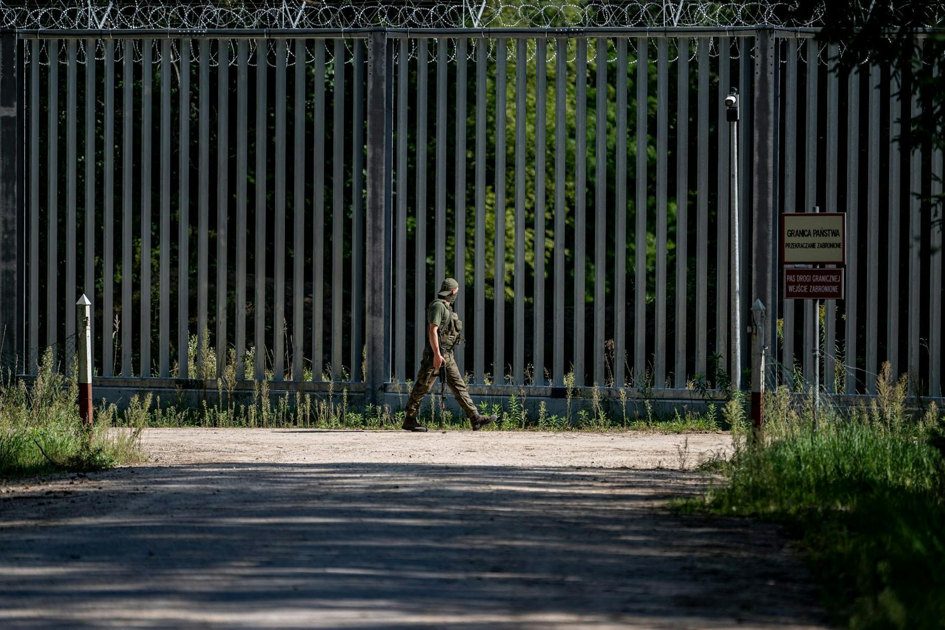 PRODUKTION - An der EU-Außengrenze zum Nachbarland Belarus hat Polen einen 5,5 Meter hohen Metallzaun mit Bewegungsmeldern und Nachtsichtkameras errichtet. Eine Affäre um mutmaßliche Korruption bei der Visavergabe bringt die PiS in Bedrängnis.