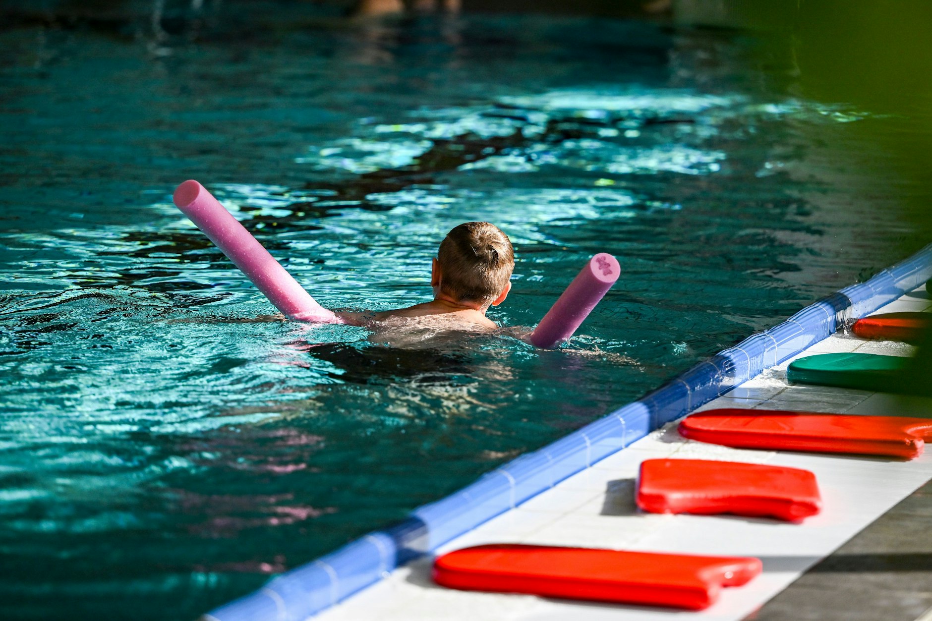 Ein Schüler nimmt an einem Schwimm-Intensivkurs im Kombibad Gropiusstadt teil.