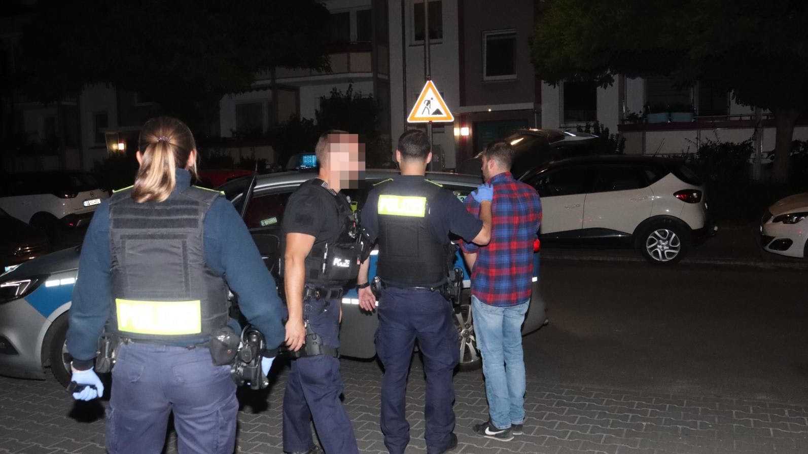 In Köpenick wurde ein Mann festgenommen, nachdem er eine andere Person mit einer Schusswaffe bedroht hatte.