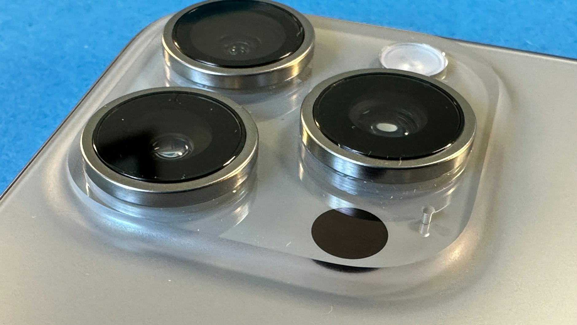 Die drei Kameramodule des Phone 15 Pro Max: Das Spitzen-Smartphone von Apple verfügt erstmals über einen fünffachen optischen Zoom.