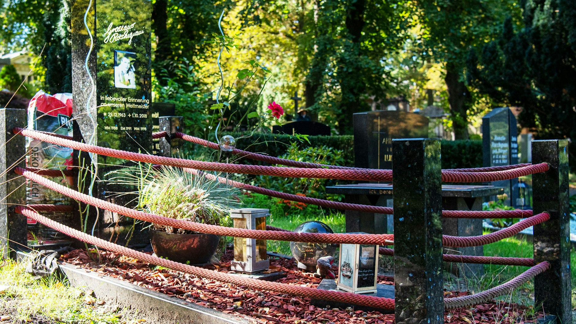 Ein Leben für den Boxring: die letzte Ruhestätte von Graciano Rocchigiani auf dem St. Matthäus-Friedhof in Schöneberg.