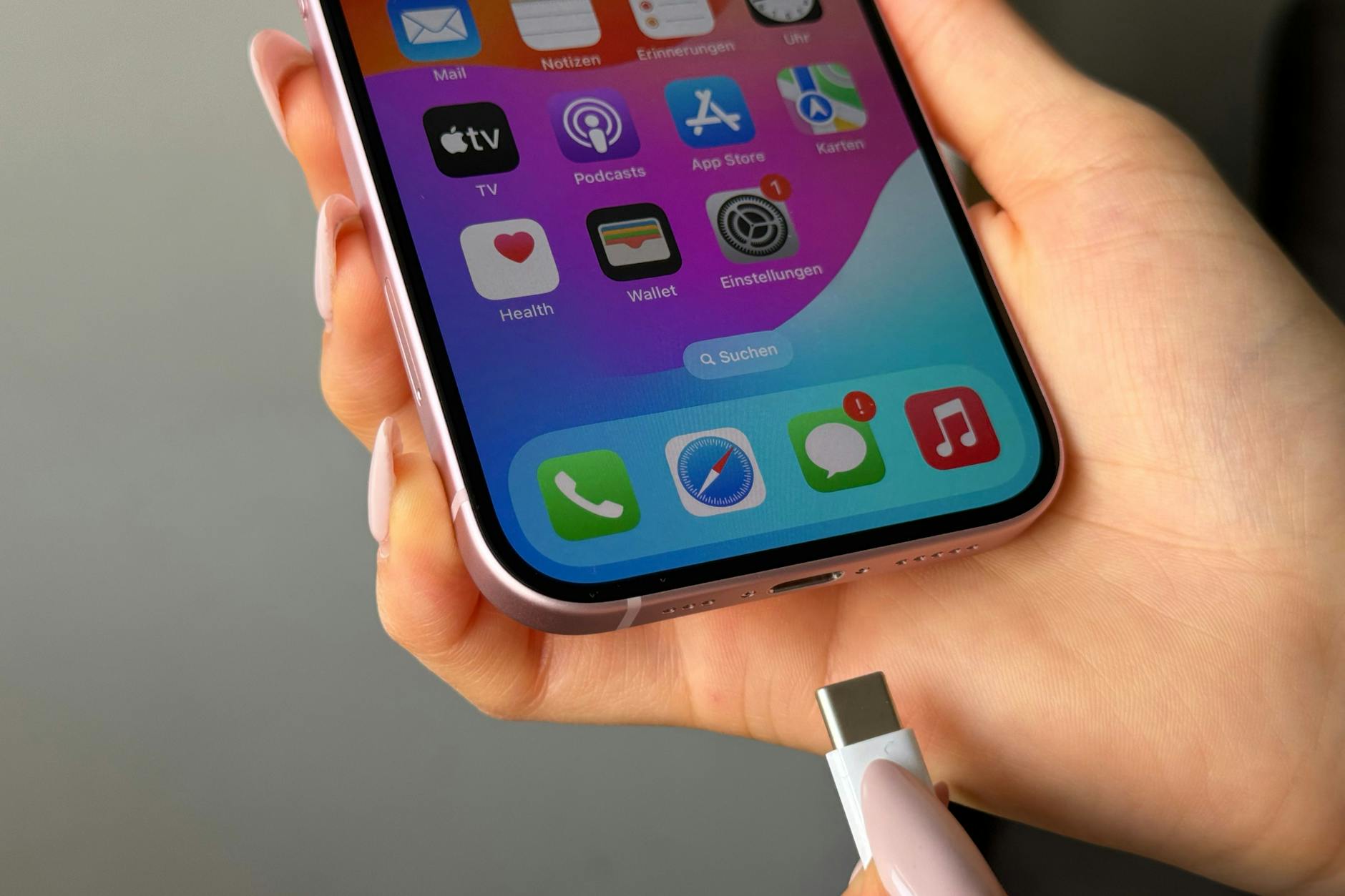 No more Lightning: Mit der neuen Generation iPhones wechselt Apple nicht ganz freiwillig zum Buchsen-Standard USB-C.