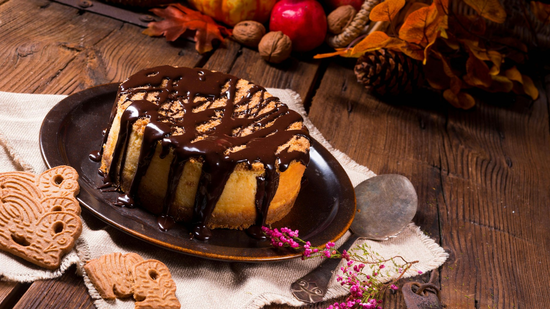 In Polen wird der Käsekuchen gerne mit Schokoglasur serviert. 