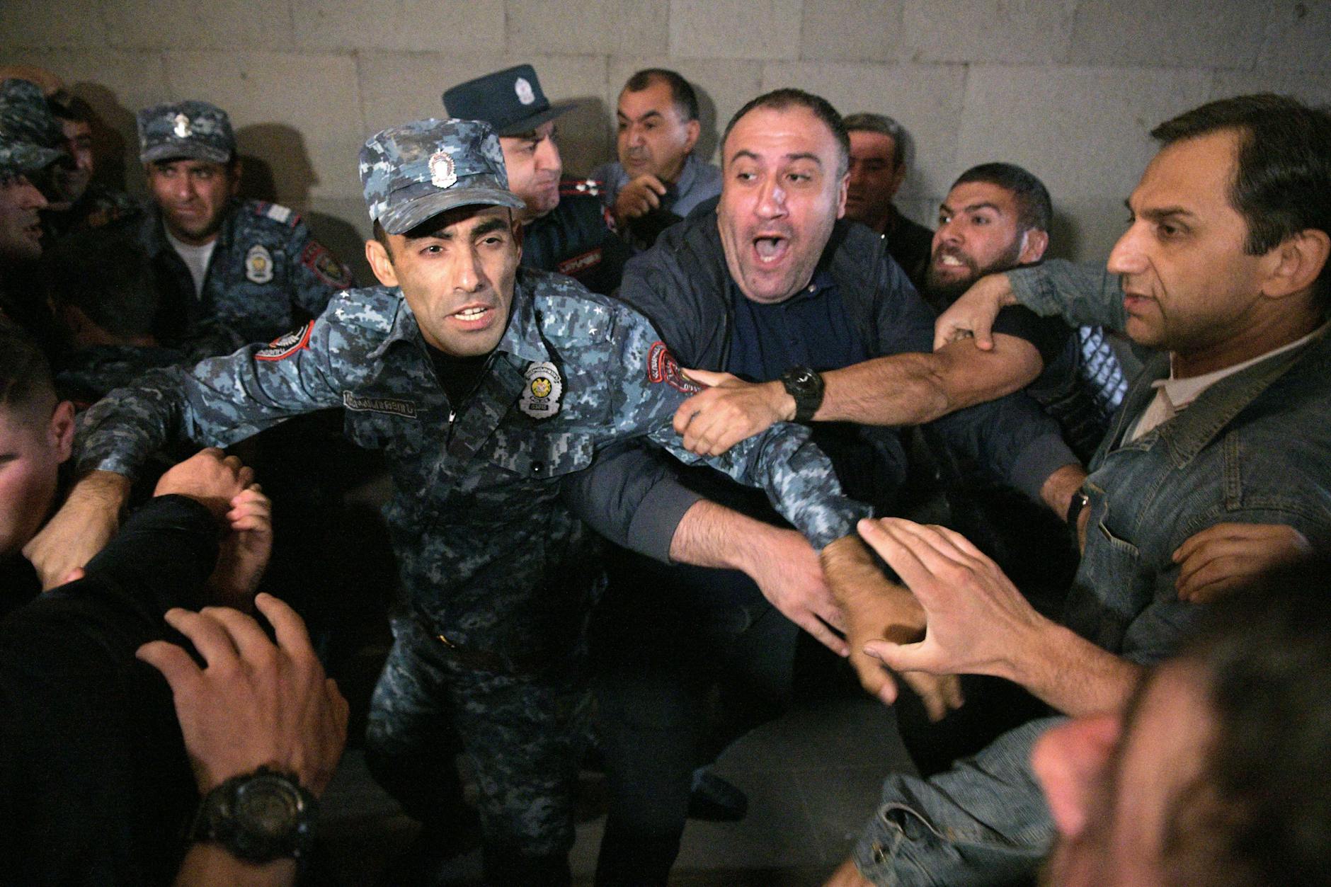 Demonstranten stoßen vor dem armenischen Regierungsgebäude mit der Polizei zusammen.