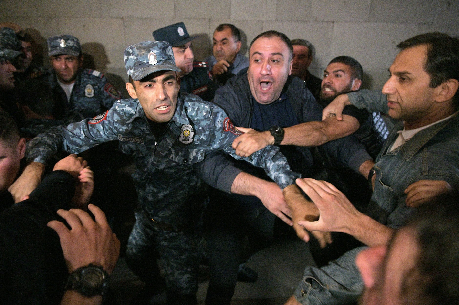 Demonstranten stoßen vor dem armenischen Regierungsgebäude mit der Polizei zusammen.