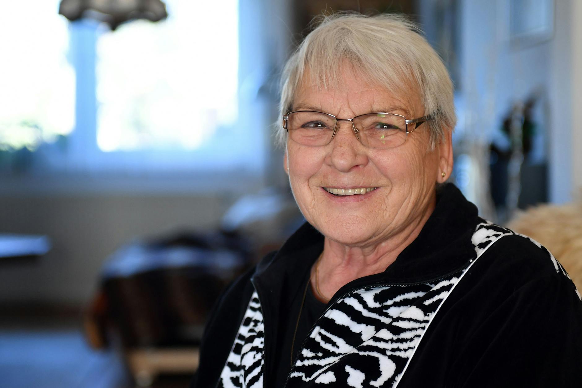 Die frühere Speerwerferin Ruth Fuchs sitzt in ihrem Wohnzimmer in Bucha.