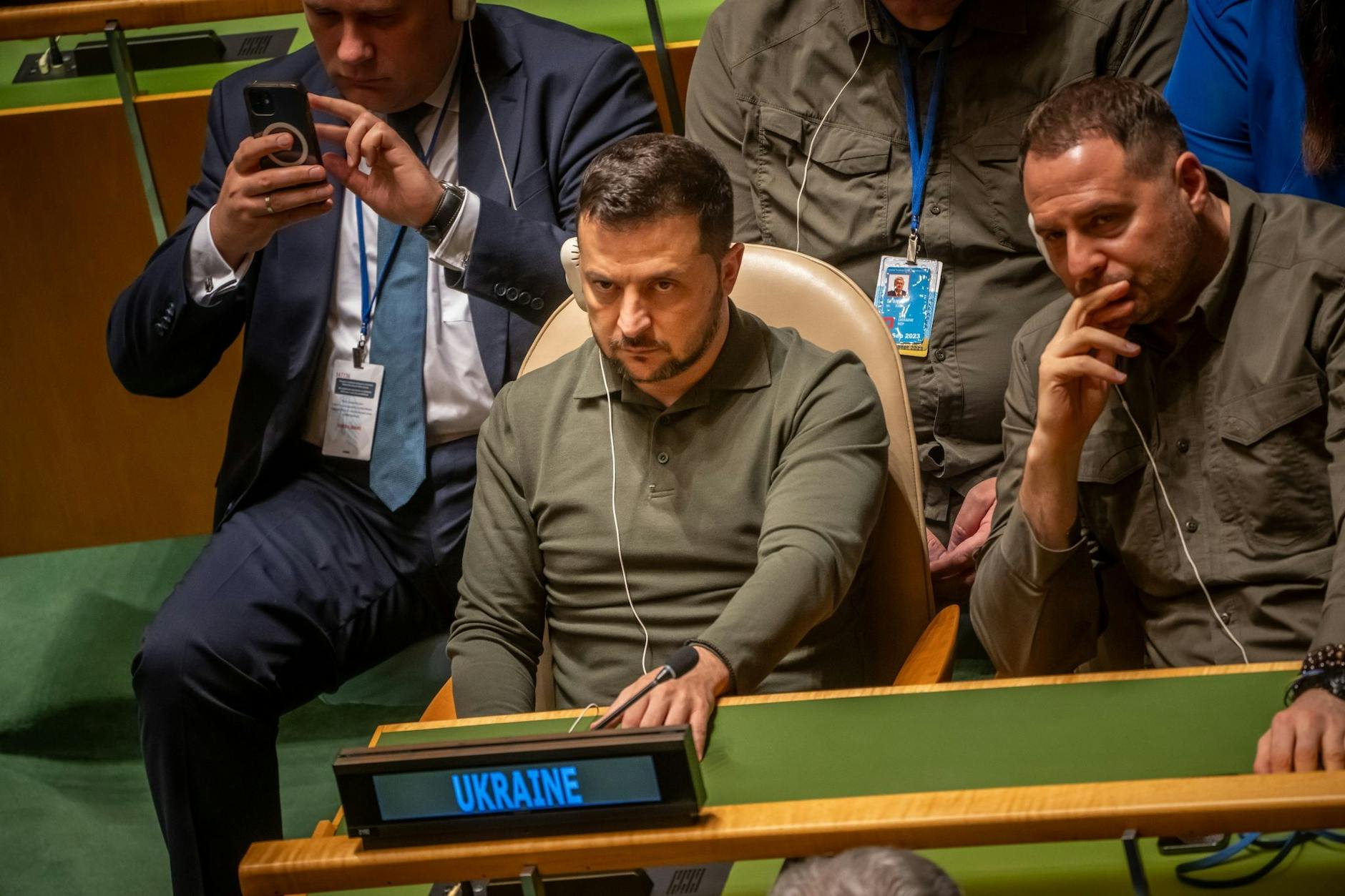 Der ukrainische Präsident Wolodymyr Selenskyj verfolgt die Reden bei der Generaldebatte der UN-Vollversammlung.