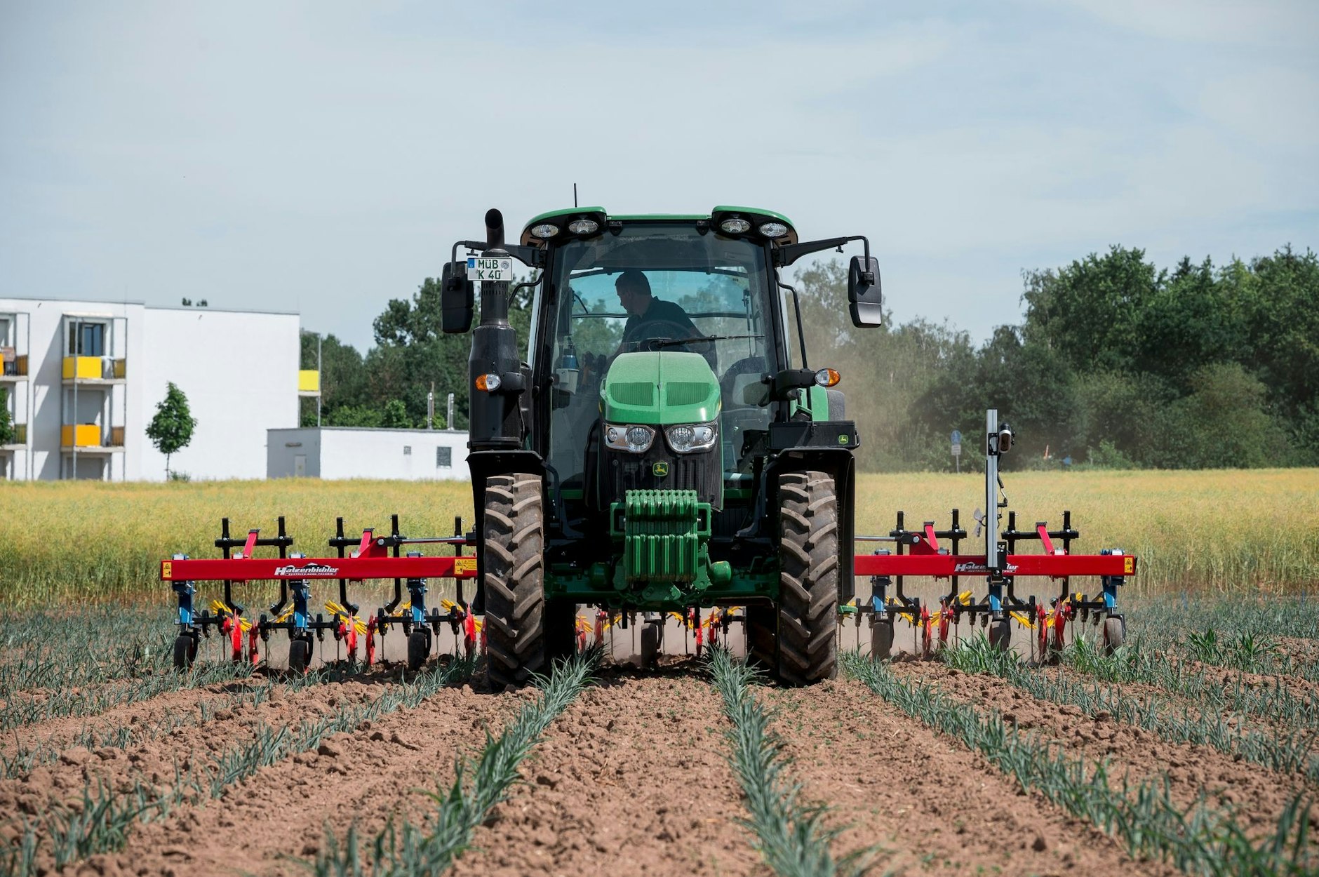 ARCHIV - Dünger ist teuer - und darf im Ökolandbau sowieso nicht eingesetzt werden. Stattdessen kommen mechanische Alternativen zum Einsatz.  