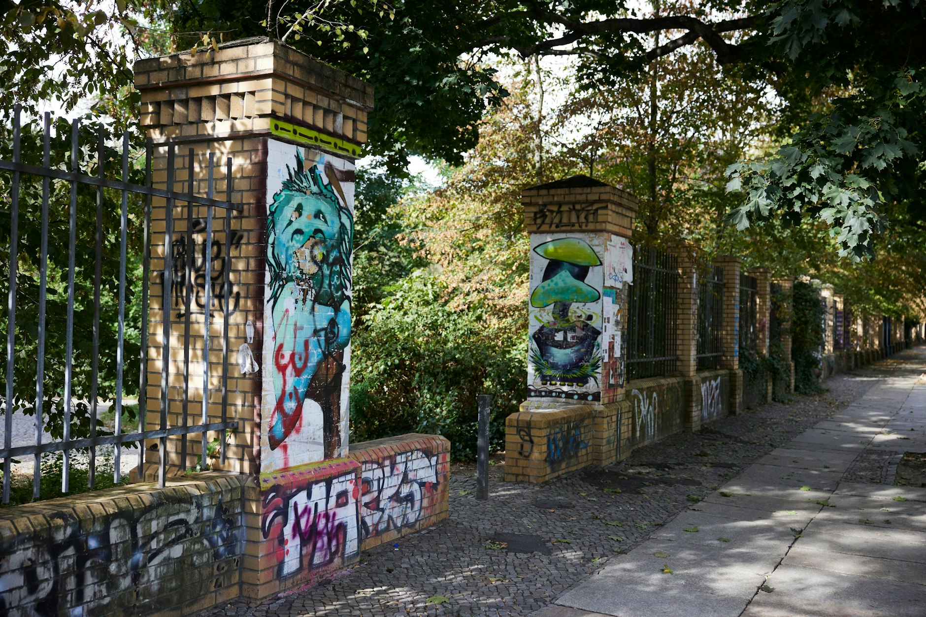 Die Mauer rund um den Görlitzer Park soll abgerissen und durch einen Zaun ersetzt werden.