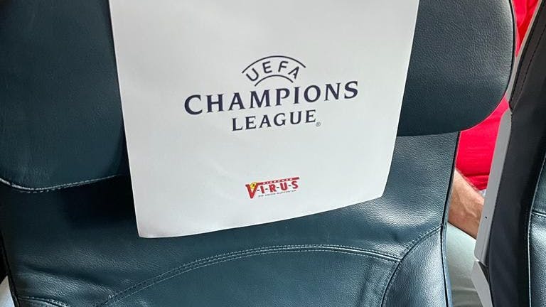 Die Sitze im Union-Flieger sind dem Anlass gerecht dekoriert!