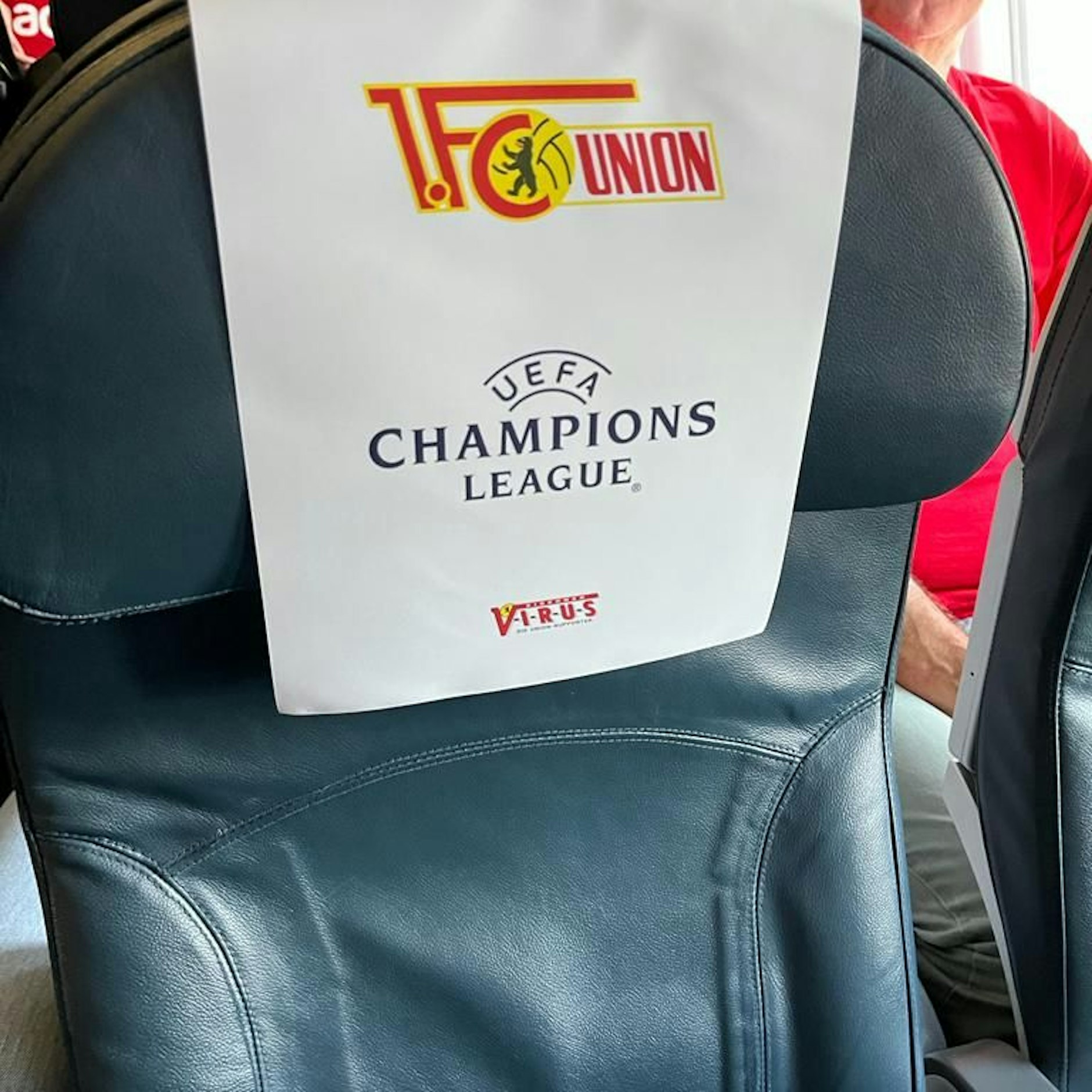 Die Sitze im Union-Flieger sind dem Anlass gerecht dekoriert!