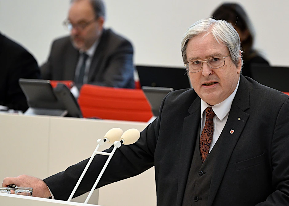 ARCHIV - Jörg Steinbach (SPD), Wirtschaftsminister Brandenburgs, spricht im Landtag.  