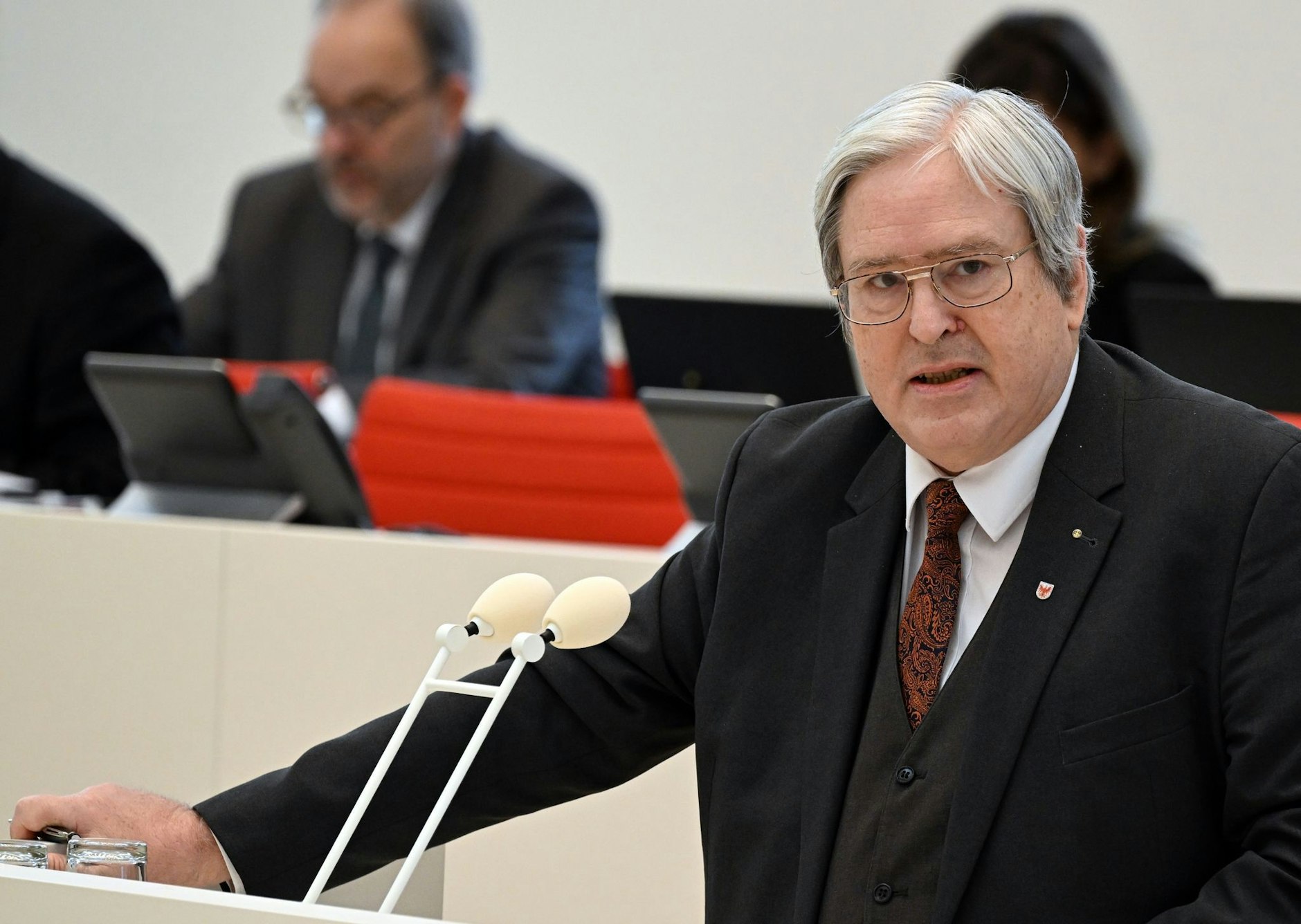 ARCHIV - Jörg Steinbach (SPD), Wirtschaftsminister Brandenburgs, spricht im Landtag.  