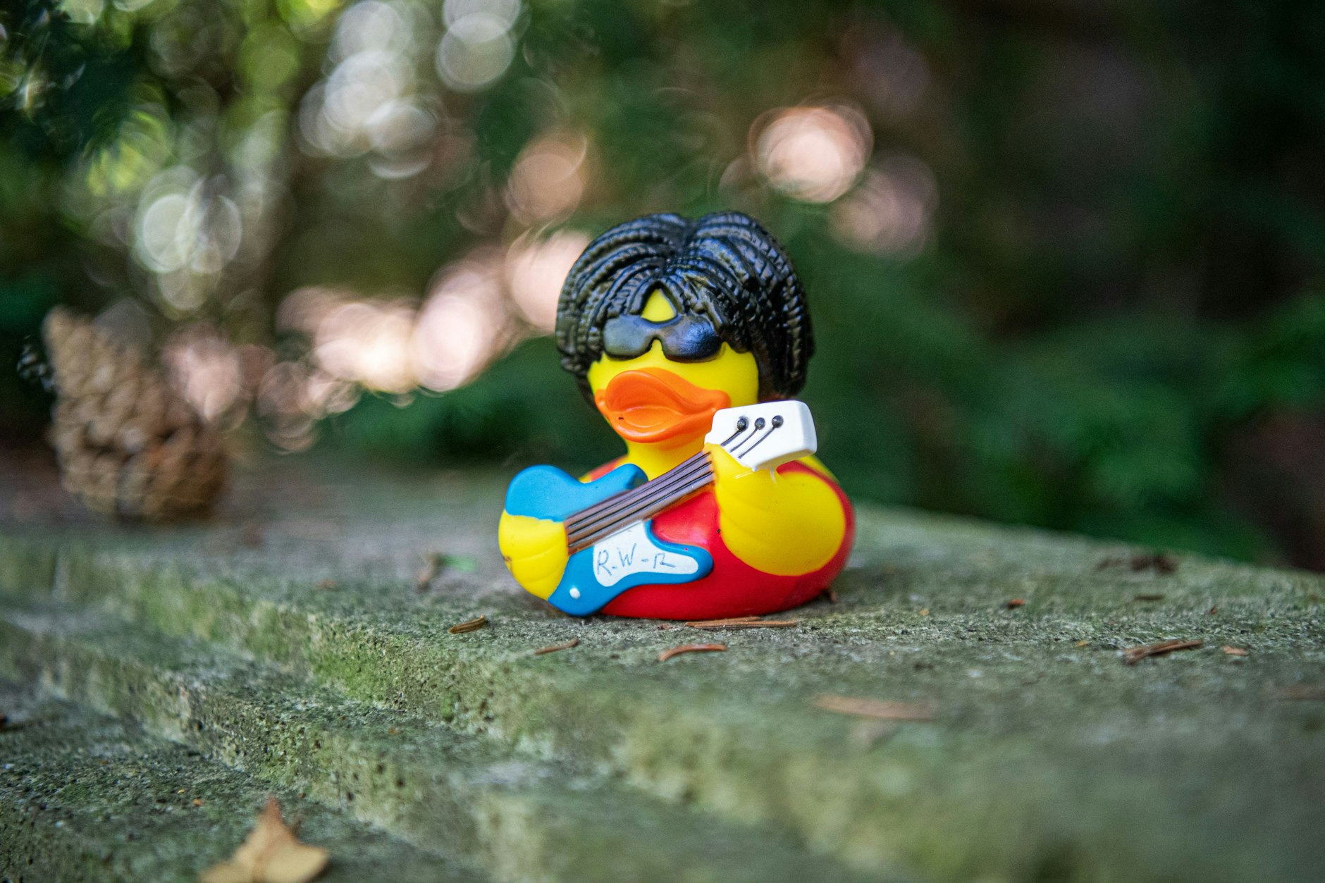 Gedenken der ungewöhnlichen Art: Jemand hat eine kleine Plastikente auf Loriots Grab abgestellt.