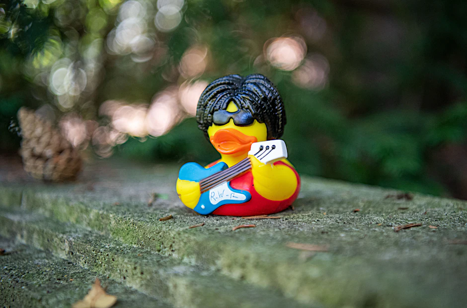 Gedenken der ungewöhnlichen Art: Jemand hat eine kleine Plastikente auf Loriots Grab abgestellt.