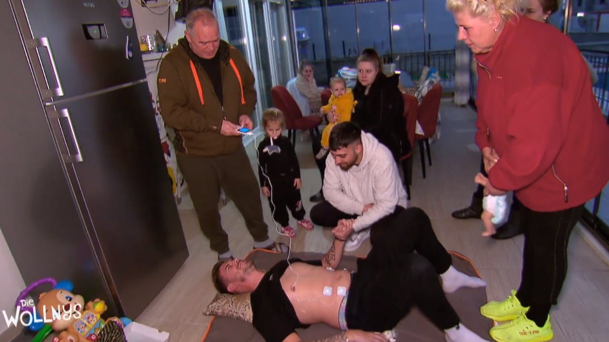 Tim muss einen Wehen-Simulator durchstehen.