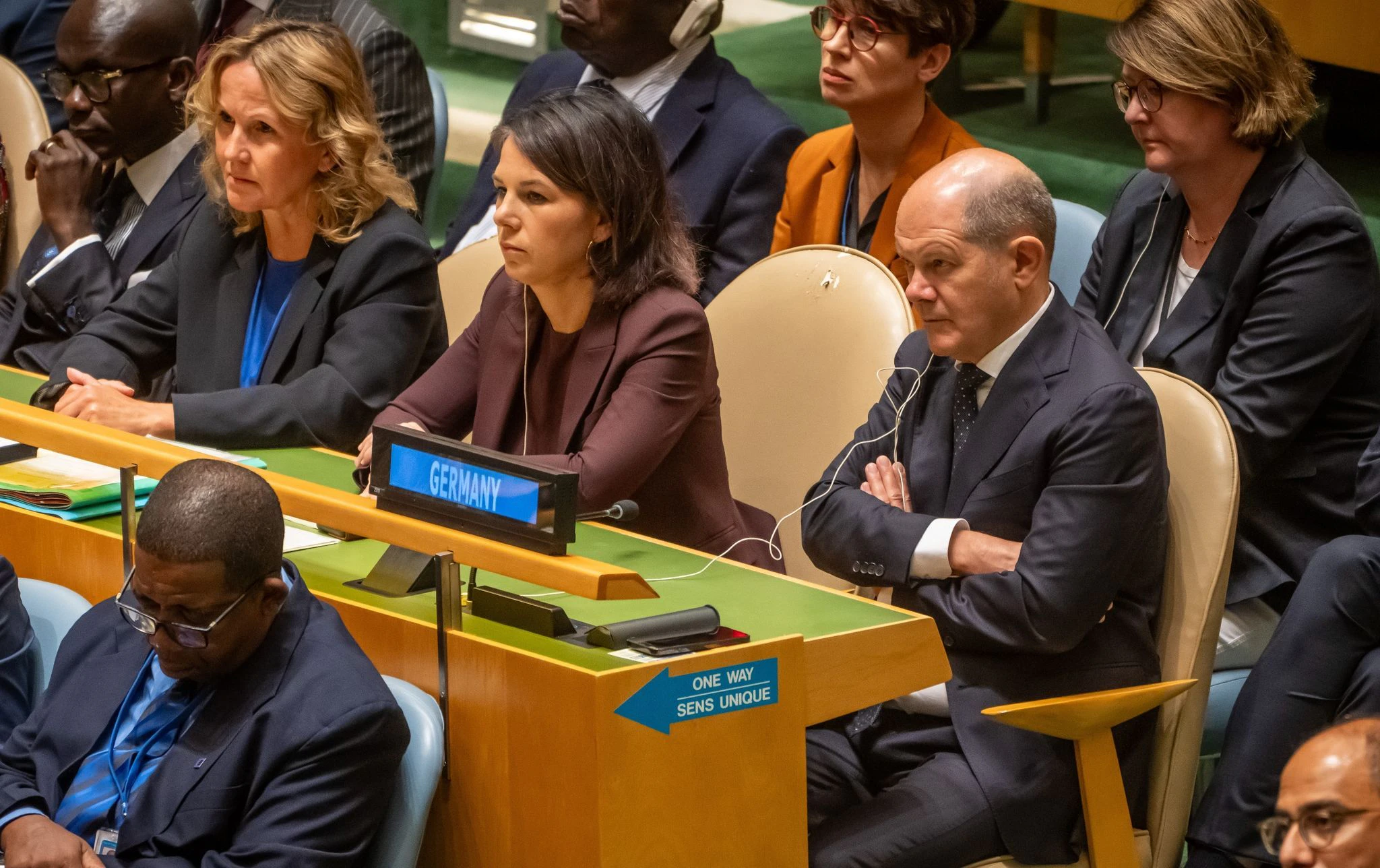 Annalena Baerbock, Olaf Scholz, und Steffi Lemke verfolgen die Rede von US-Präsident Biden bei der Generaldebatte der UN-Vollversammlung.  