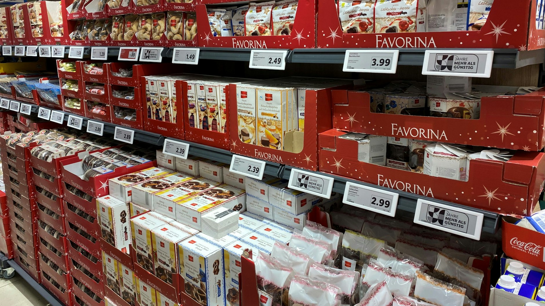 Mitten im September sind in einem Potsdamer Supermarkt die Regale voll mit Weihnachtssüßigkeiten. Ähnlich ist es auch in anderen Märkten im ganzen Land. 