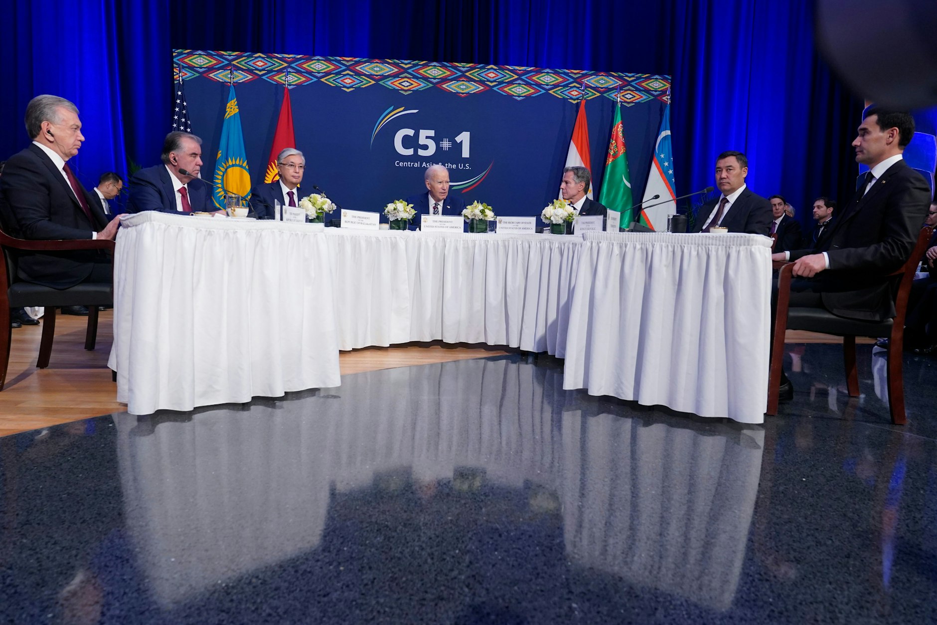 Präsident Joe Biden (in der Mitte) trifft sich mit Usbekistans Präsident Shavkat Mirziyoyev, Tadschikistans Präsident Emomali Rahmon, Kasachstans Präsident Kassym-Jomart Tokayev, Kirgistans Präsident Sadyr Zhaparov, Turkmenistans Präsident Serdar Berdymukhamedov. Außerdem auf dem Bild: Antony Blinken. Das Treffen fand am 19. September 2023 in New York statt.