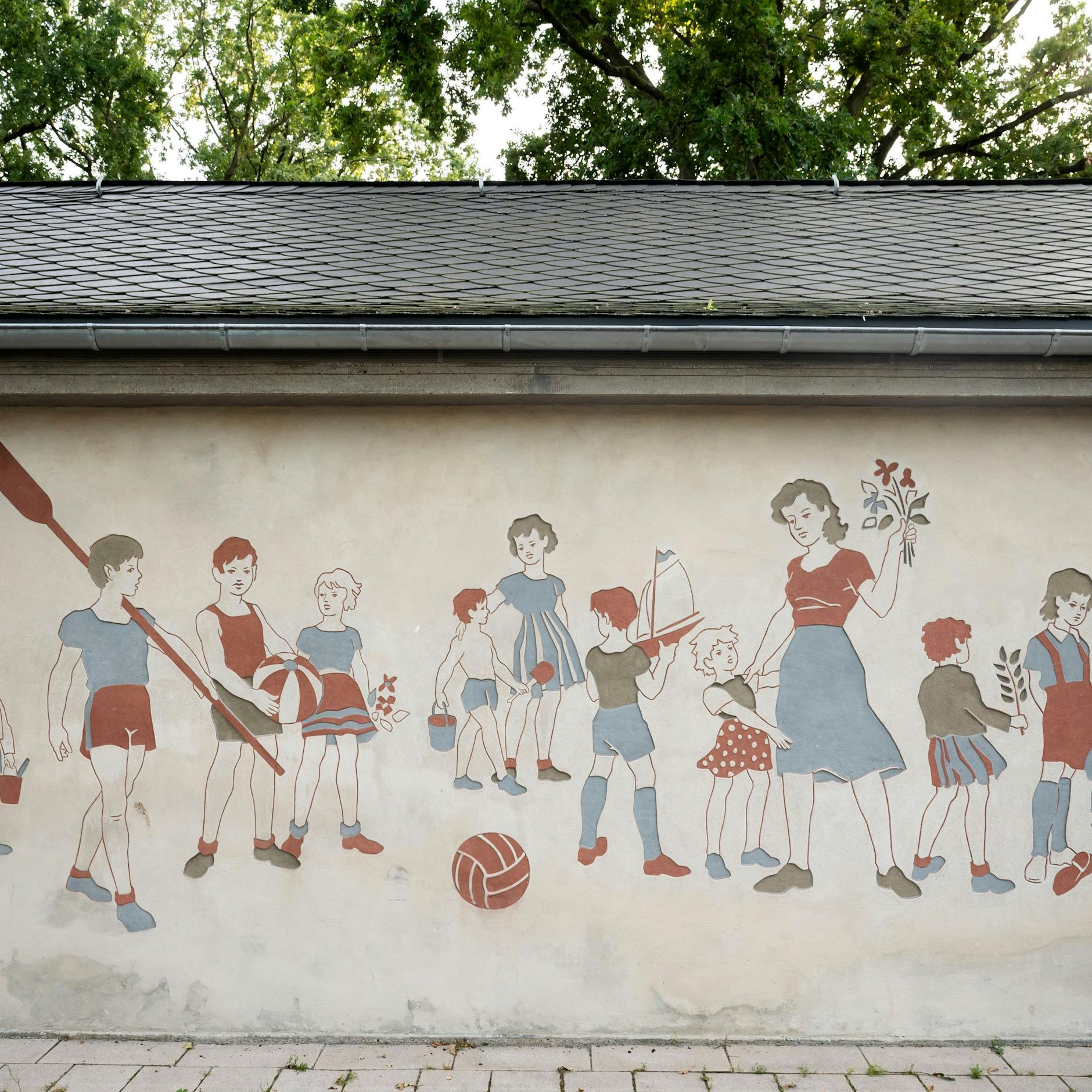 Die Kratzmalereien, hier im Eingangsbereich des ehemaligen Kinderheims in der Südostallee, wurden vor wenigen Jahren restauriert.