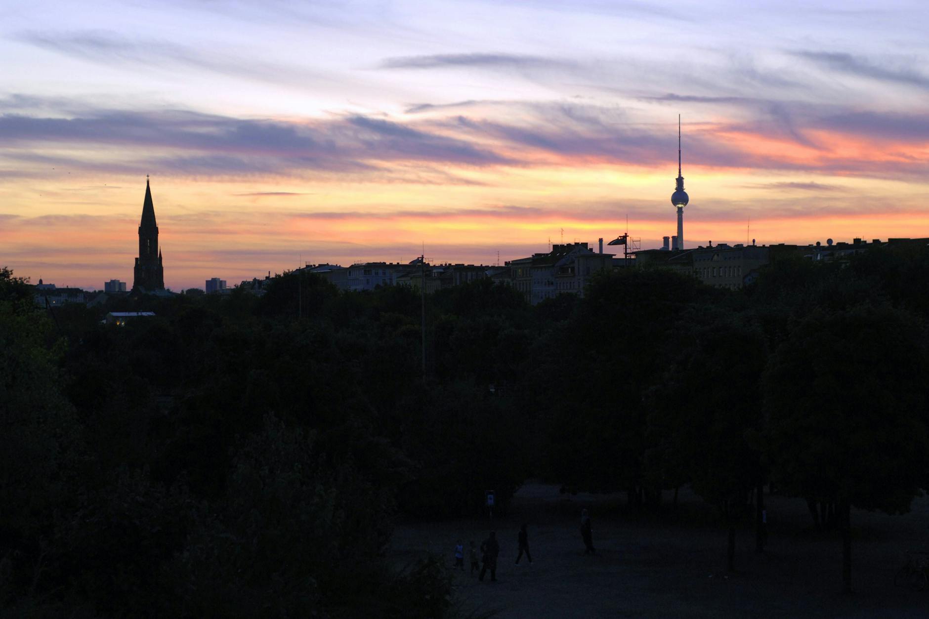 Abendhimmel über dem Görlitzer Park in Berlin-Kreuzberg