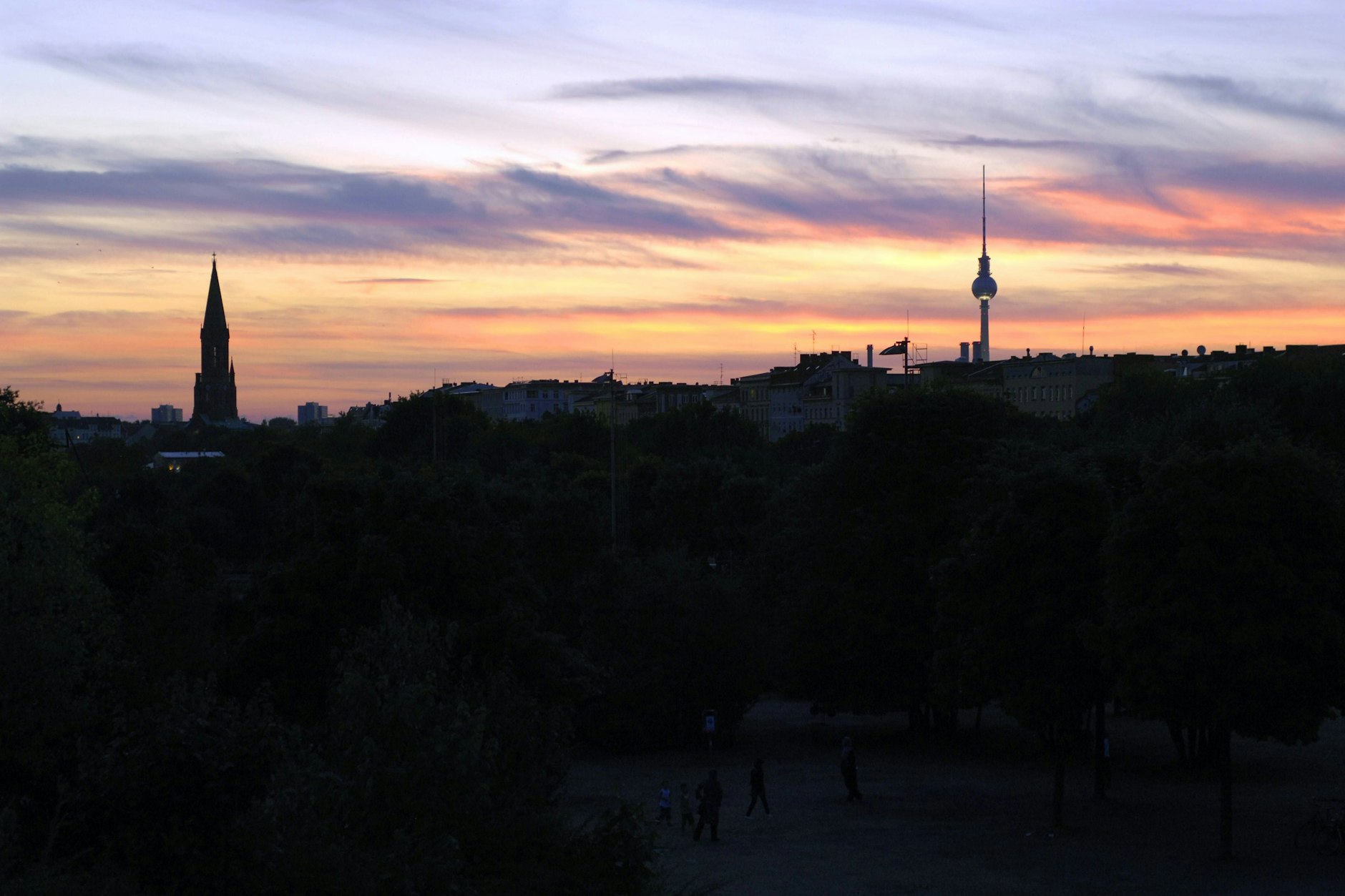 Abendhimmel über dem Görlitzer Park in Berlin-Kreuzberg