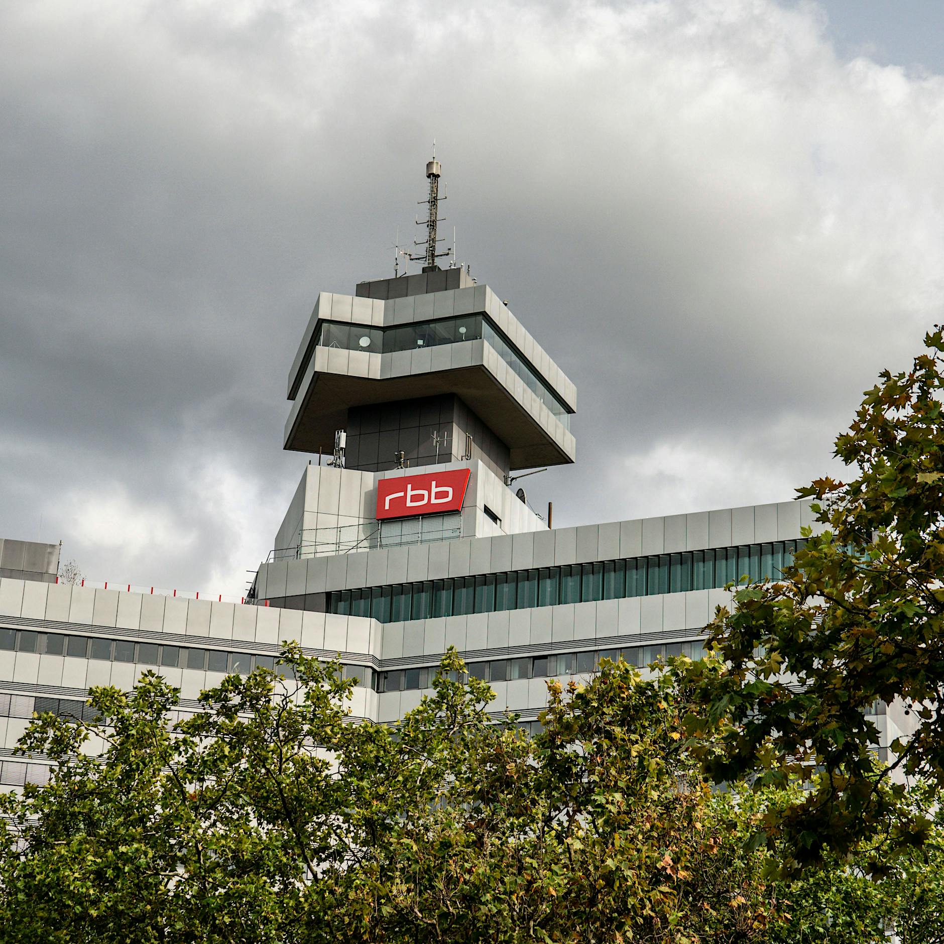 Berlin und Brandenburg wollen RBB-Intendanten-Gehalt deckeln - Novelle Rundfunk-Staatsvertrag