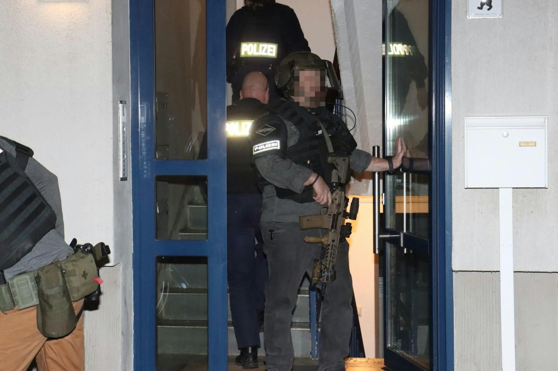Das SEK stürmte in der Nacht eine Wohnung in Köpenick, in der ein Mann eine andere Person mit einer Pistole bedrohte.
