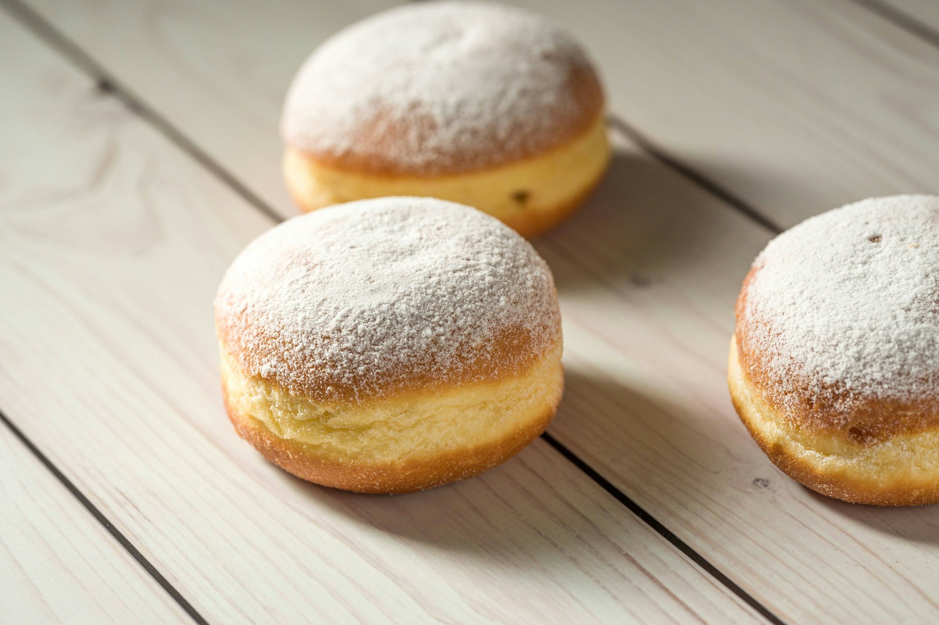 Saftige Berliner, die bei „Das große Backen“ zu Hotdogs dekoriert werden, kann man zu Hause auch selber machen.