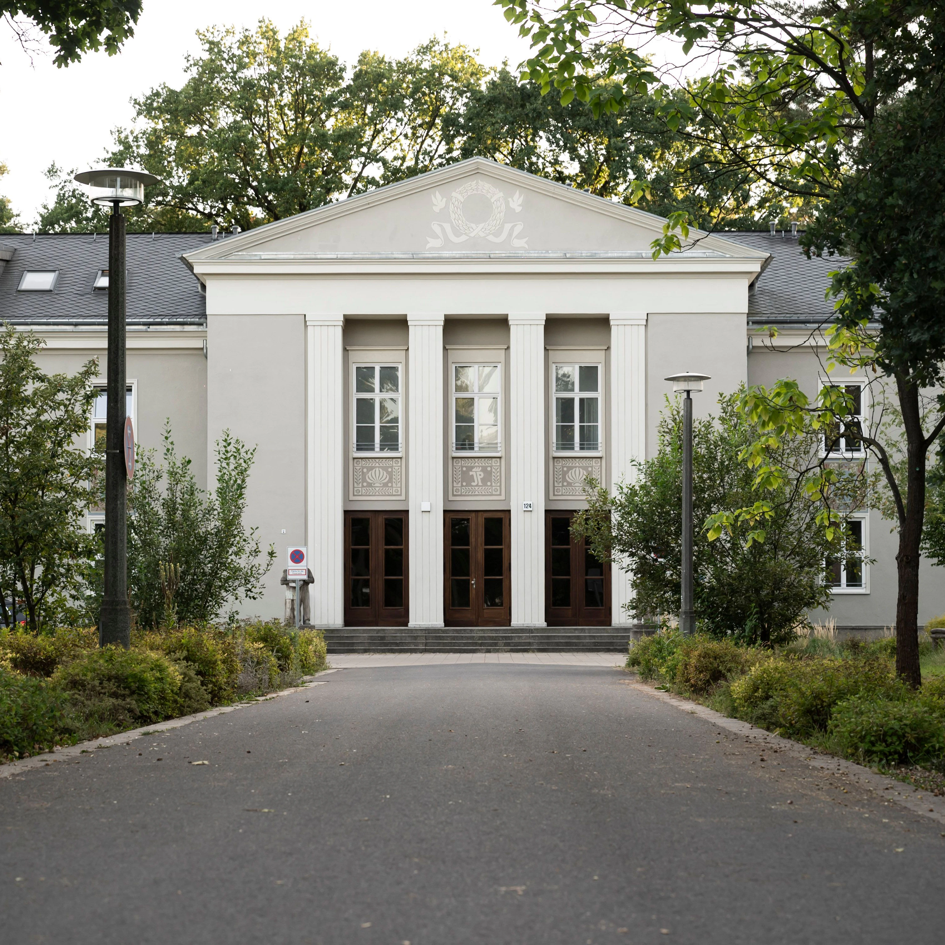 Auch in der ehemaligen Schule des Kinderheims befinden sich heute Mietwohnungen. Ein Würzburger Immobilienunternehmer hat das verwahrloste Gelände vor etwa sieben Jahren in einen Wohnpark umgewandelt.