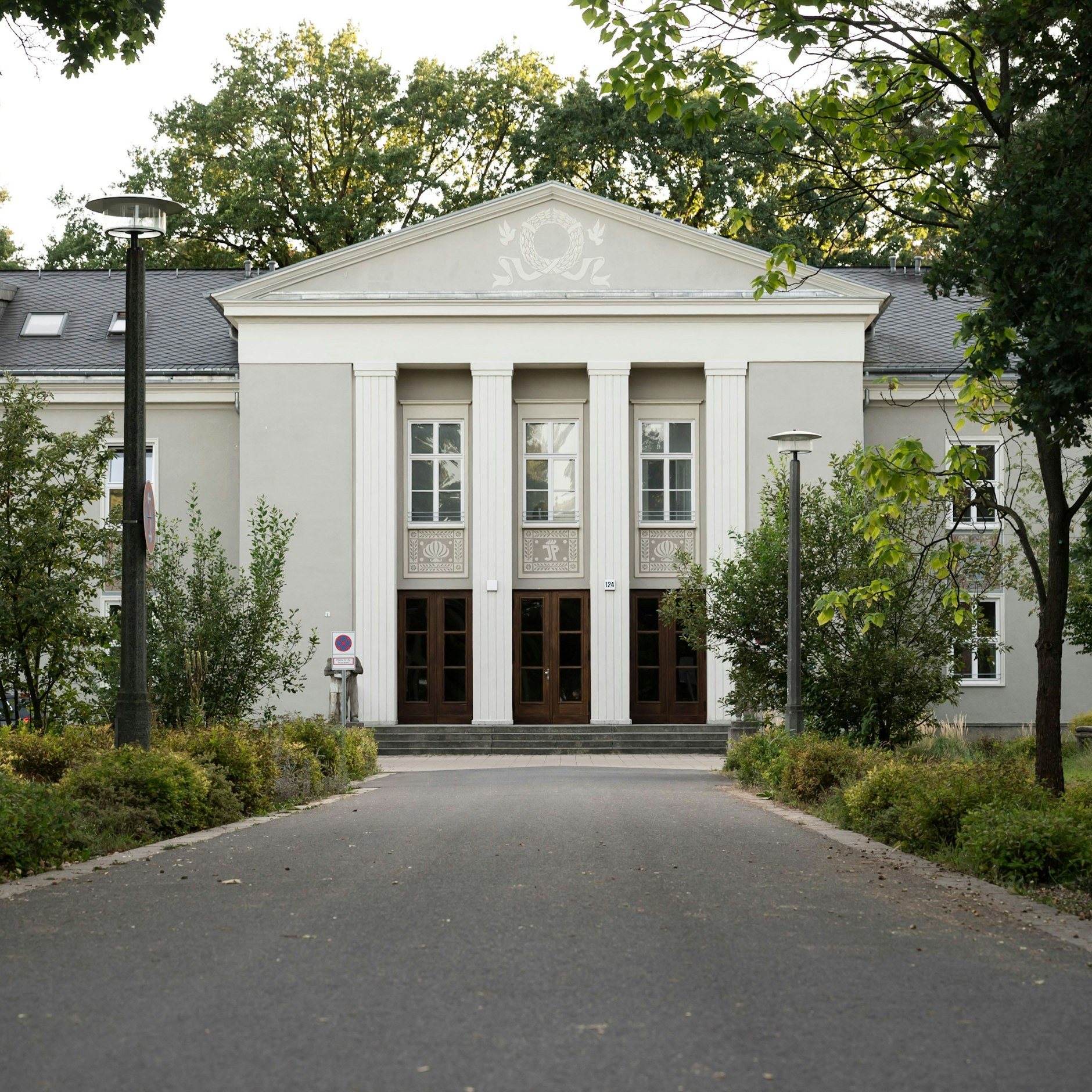 Auch in der ehemaligen Schule des Kinderheims befinden sich heute Mietwohnungen. Ein Würzburger Immobilienunternehmer hat das verwahrloste Gelände vor etwa sieben Jahren in einen Wohnpark umgewandelt.