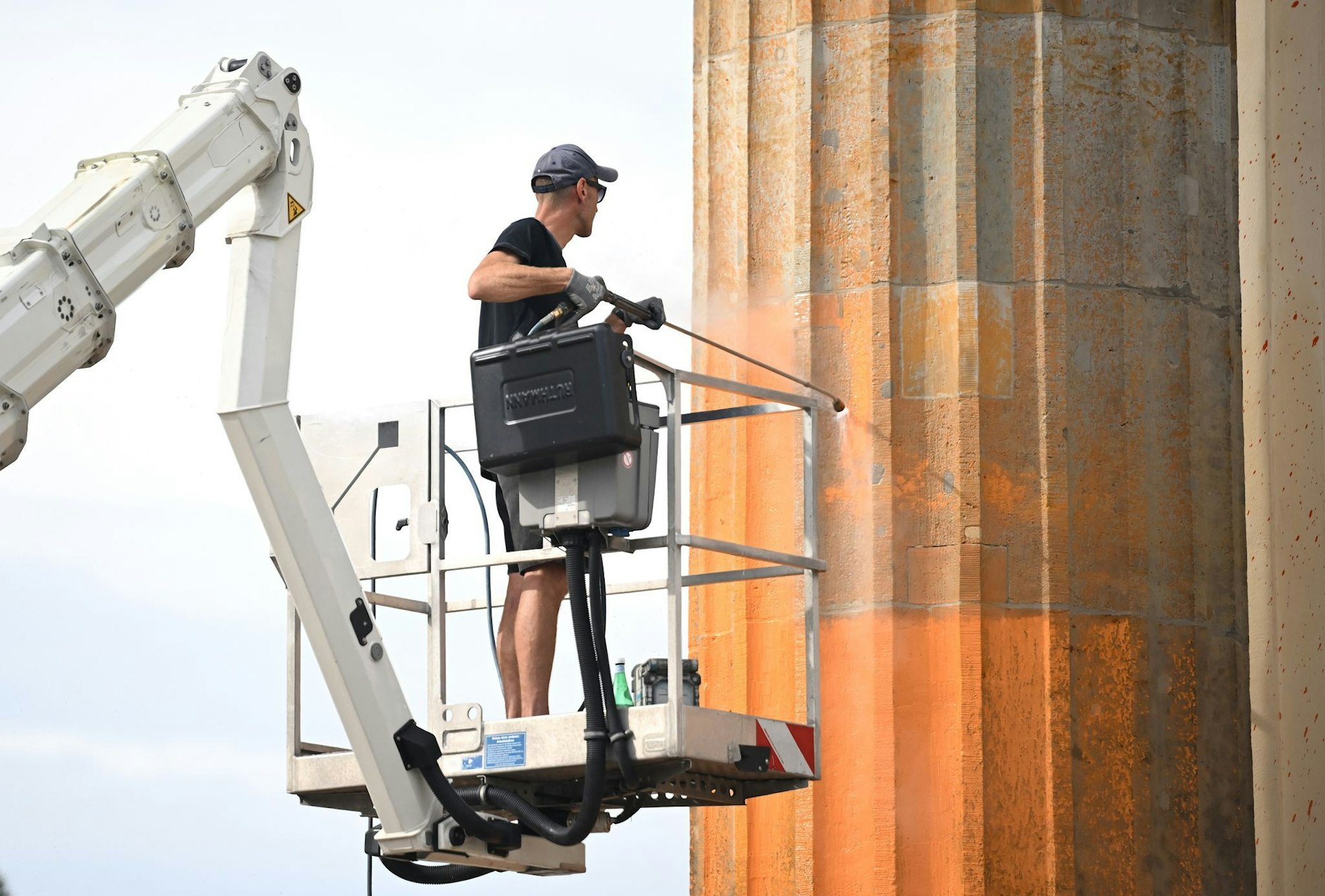 dpatopbilder - Reinigungsarbeiten nach einem Farbanschlag der so genannten letzten Generation auf das Brandenburger Tor.  