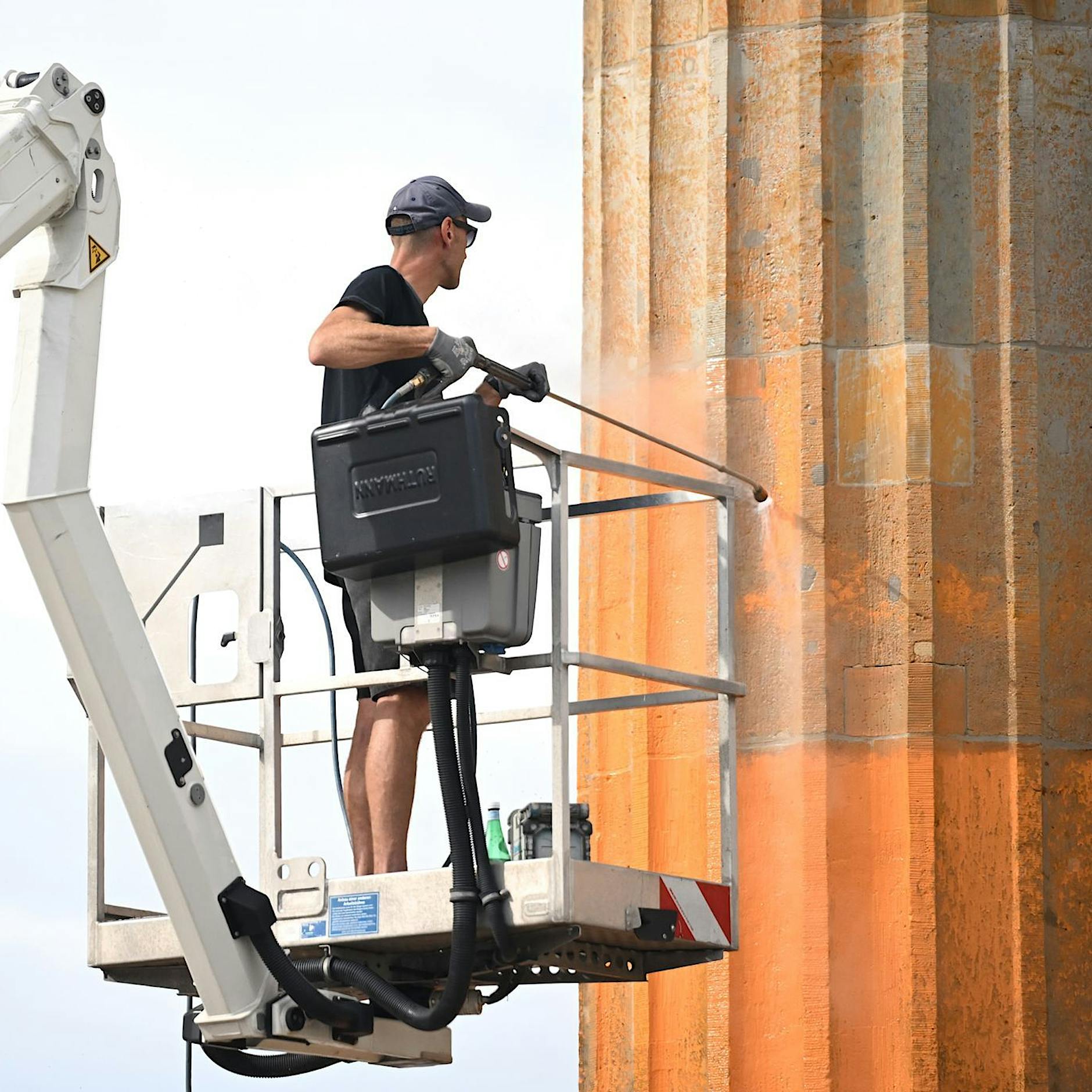 Reinigung des Brandenburger Tors kostet 35.000 Euro