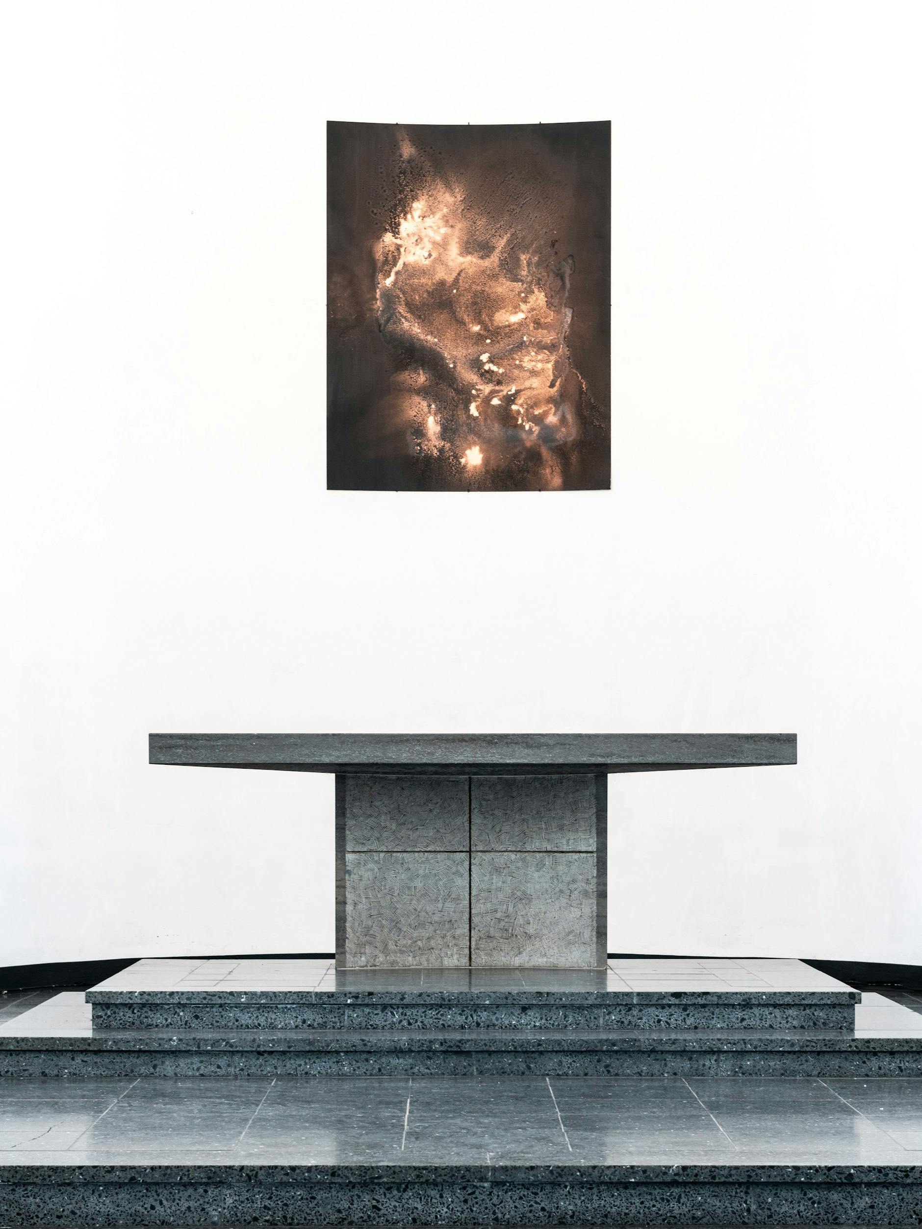 „Alpha“, Mattners temporäres Altarbild in der Apsis, gemalt mit Schellack und Kupferstaub