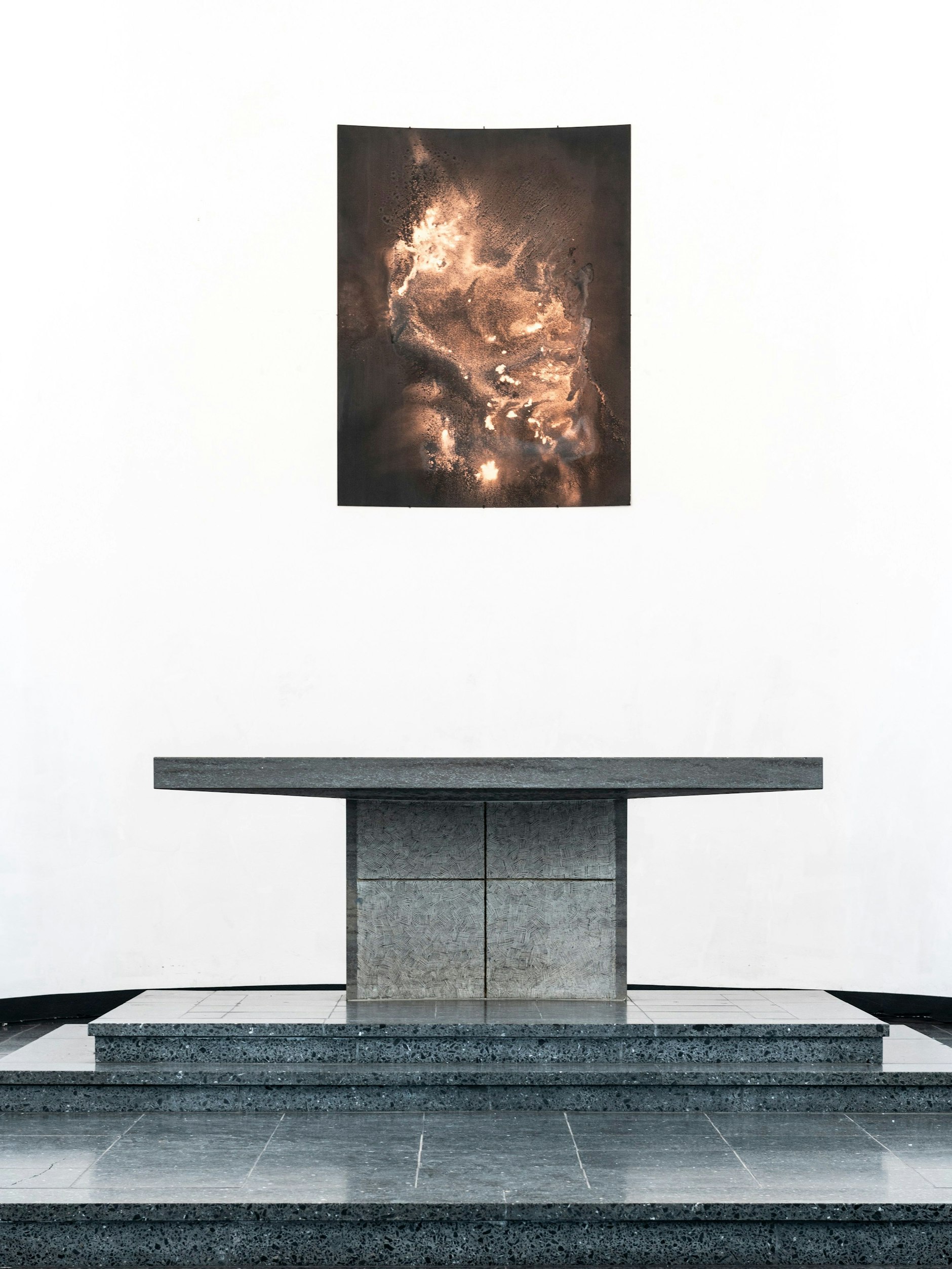 „Alpha“, Mattners temporäres Altarbild in der Apsis, gemalt mit Schellack und Kupferstaub