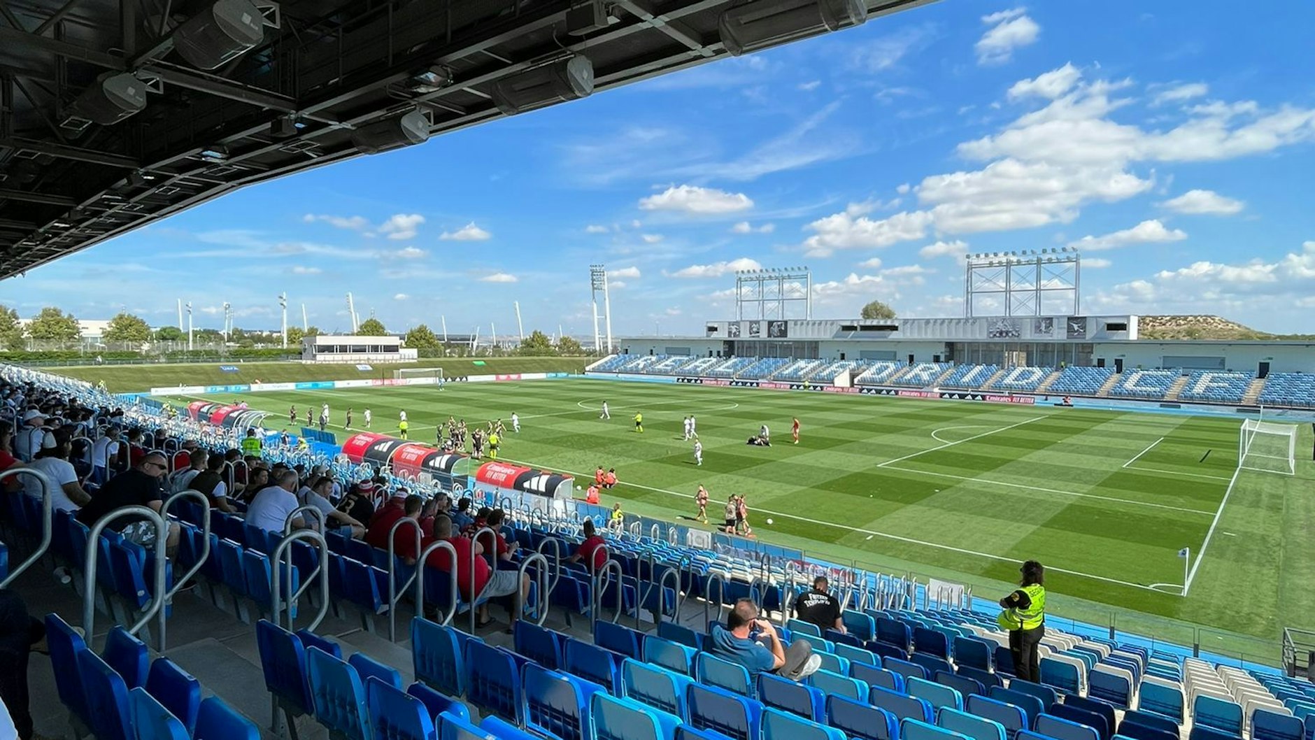 Das Estadio Alfredo Di Stéfano von innen – hier spielt gerade die U19 des 1. FC Union.