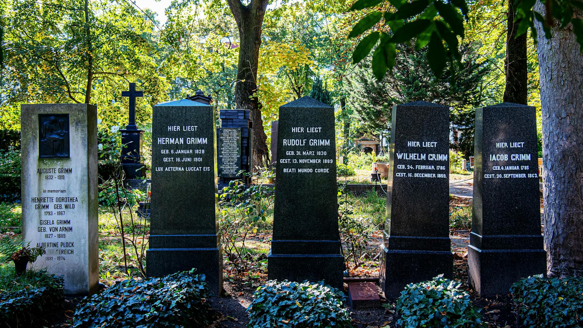 Die Gebrüder Grimm liegen auf dem St. Matthäus-Friedhof in Schöneberg begraben.