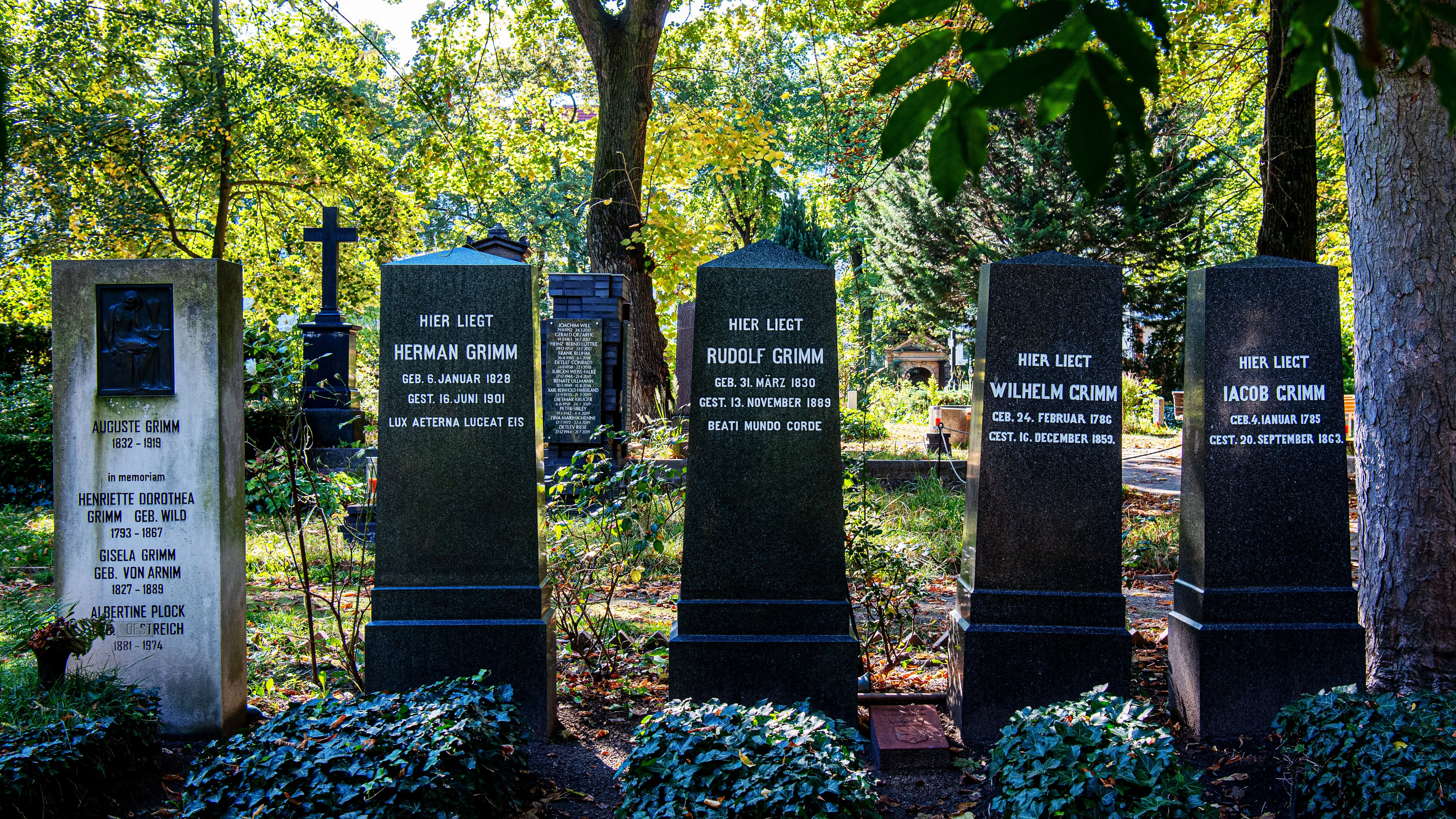 Die Gebrüder Grimm liegen auf dem St. Matthäus-Friedhof in Schöneberg begraben.