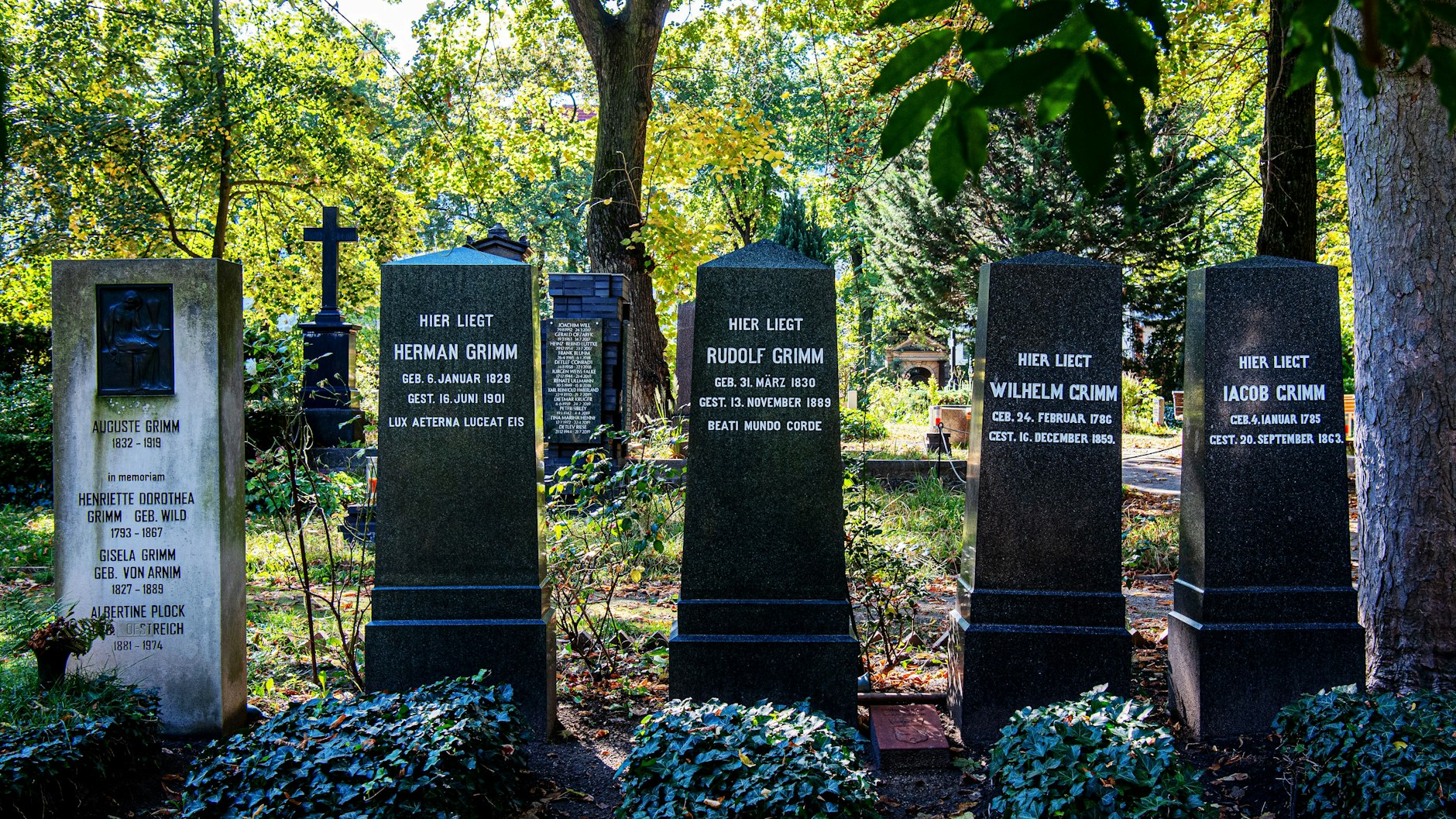 Die Gebrüder Grimm liegen auf dem St. Matthäus-Friedhof in Schöneberg begraben.