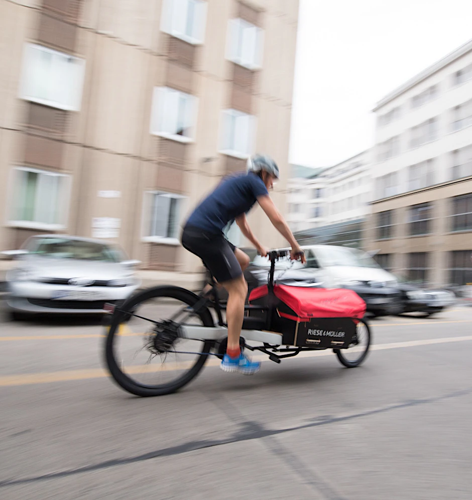 Unfallflucht in Berlin: Seniorin von Lastenrad erfasst – Zeugen gesucht
