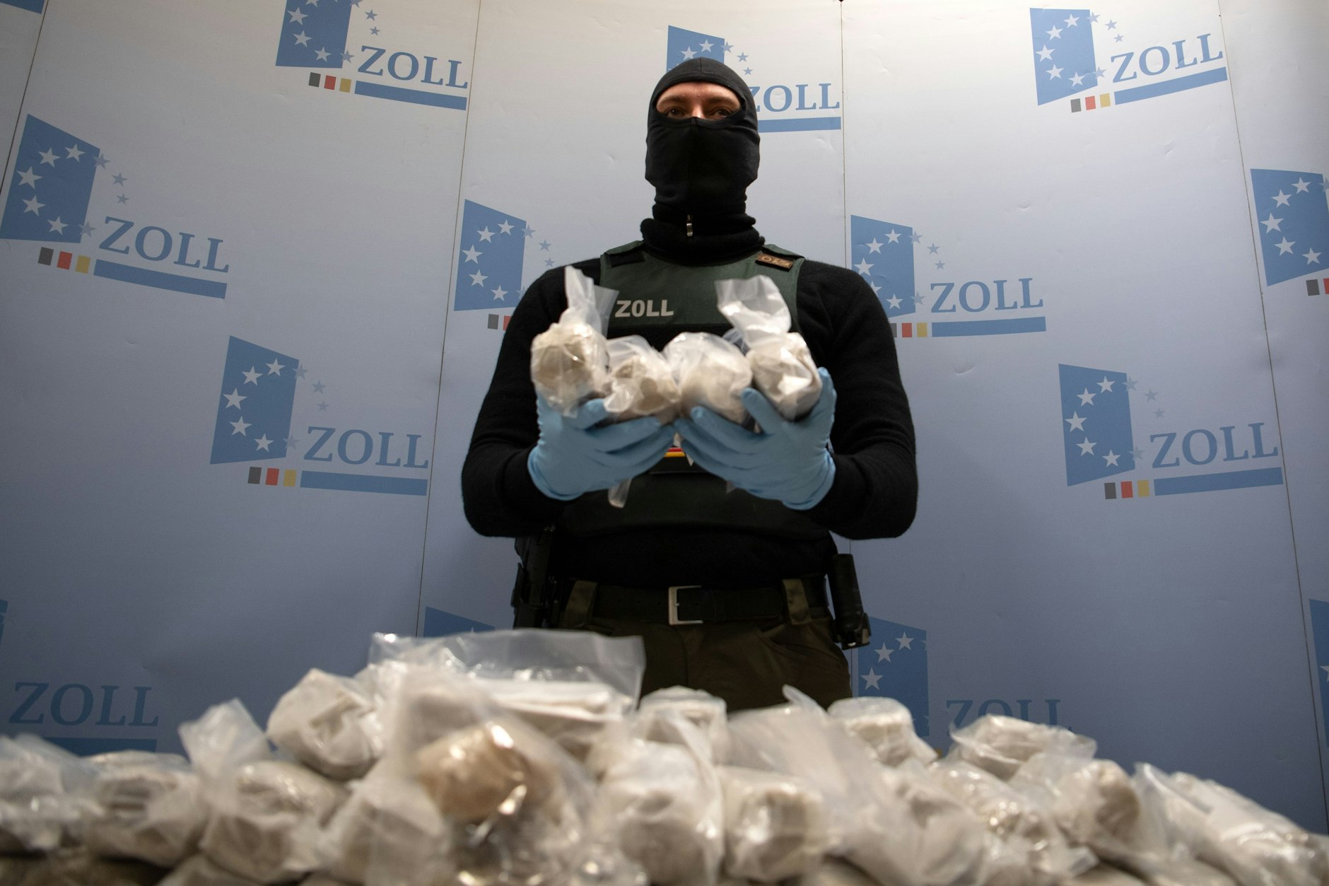 Ein Zollbeamter präsentiert während einer Pressekonferenz des Hauptzollamtes Frankfurt (Oder) mehrere Pakete Rauschgift. Ein Kilo Kokain kostet im Einkauf im Minimum zirka zwanzigtausend Euro. Das hängt auch vom Reinheitsgrad ab.