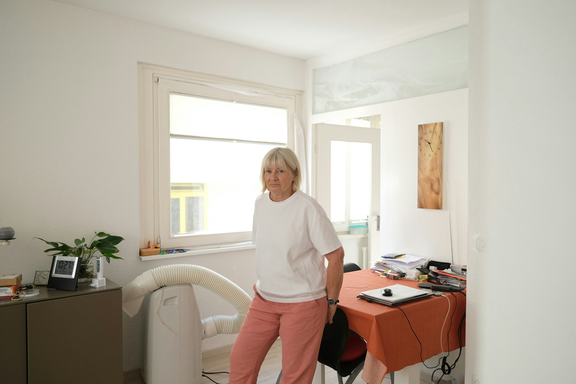 Mieterin Carola S. in ihrer Wohnung in der Schlangenbader Straße. Die Tapete soll sie nicht mehr selbst abreißen, wenn sie renovieren will.