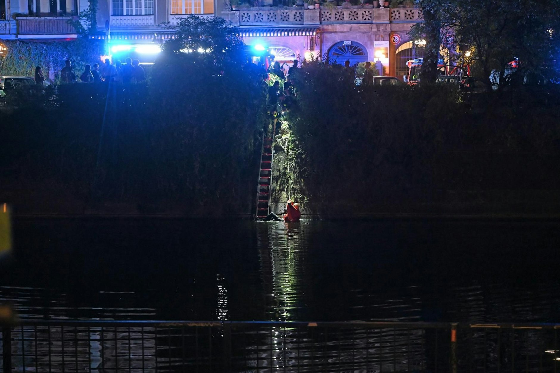 Mit vereinten Kräften retteten Polizei und Feuerwehr einen Mann, der in den Landwehrkanal gestürzt war.