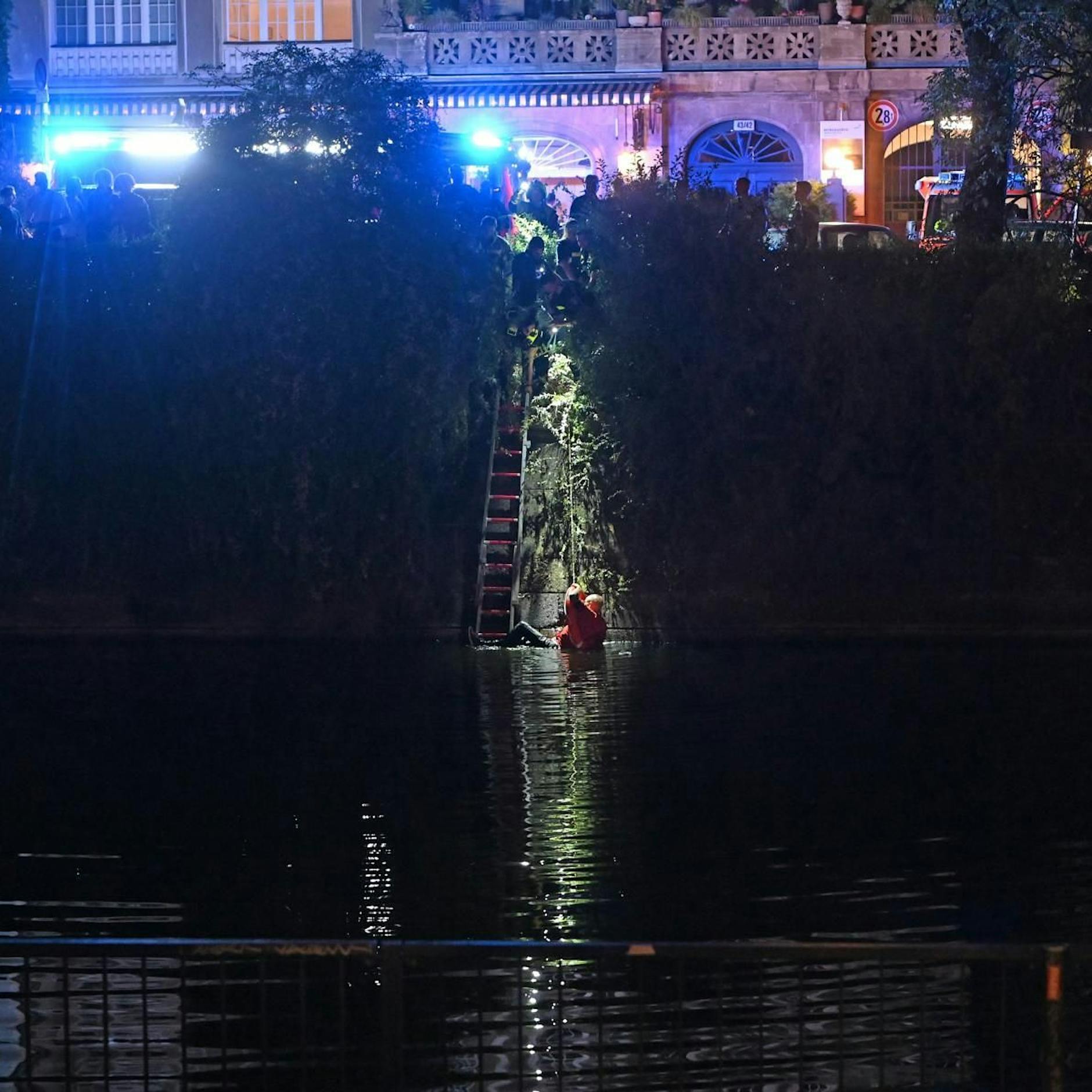 Drama am Landwehrkanal: Mann stürzt ins Wasser – spektakuläre Rettung