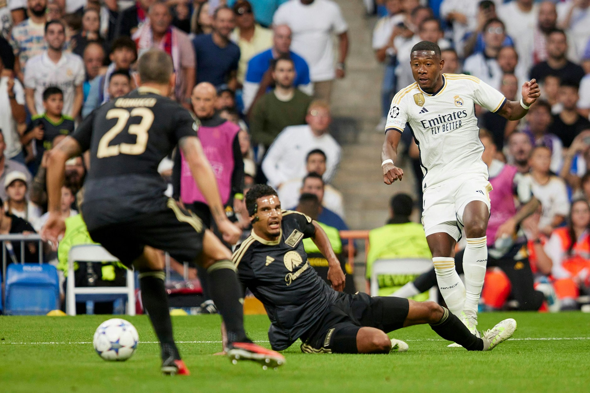 Reals David Alaba (r.) spielt den Ball zwischen den Unionern Danilho Doekhi (Mitte) und Leonardo Bonucci. So eine Lücke gab es ganz selten.