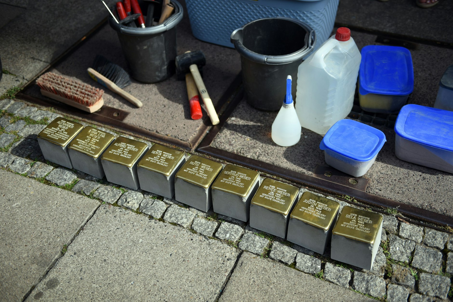 Die neun Stolpersteine, bevor sie eingebettet wurden.