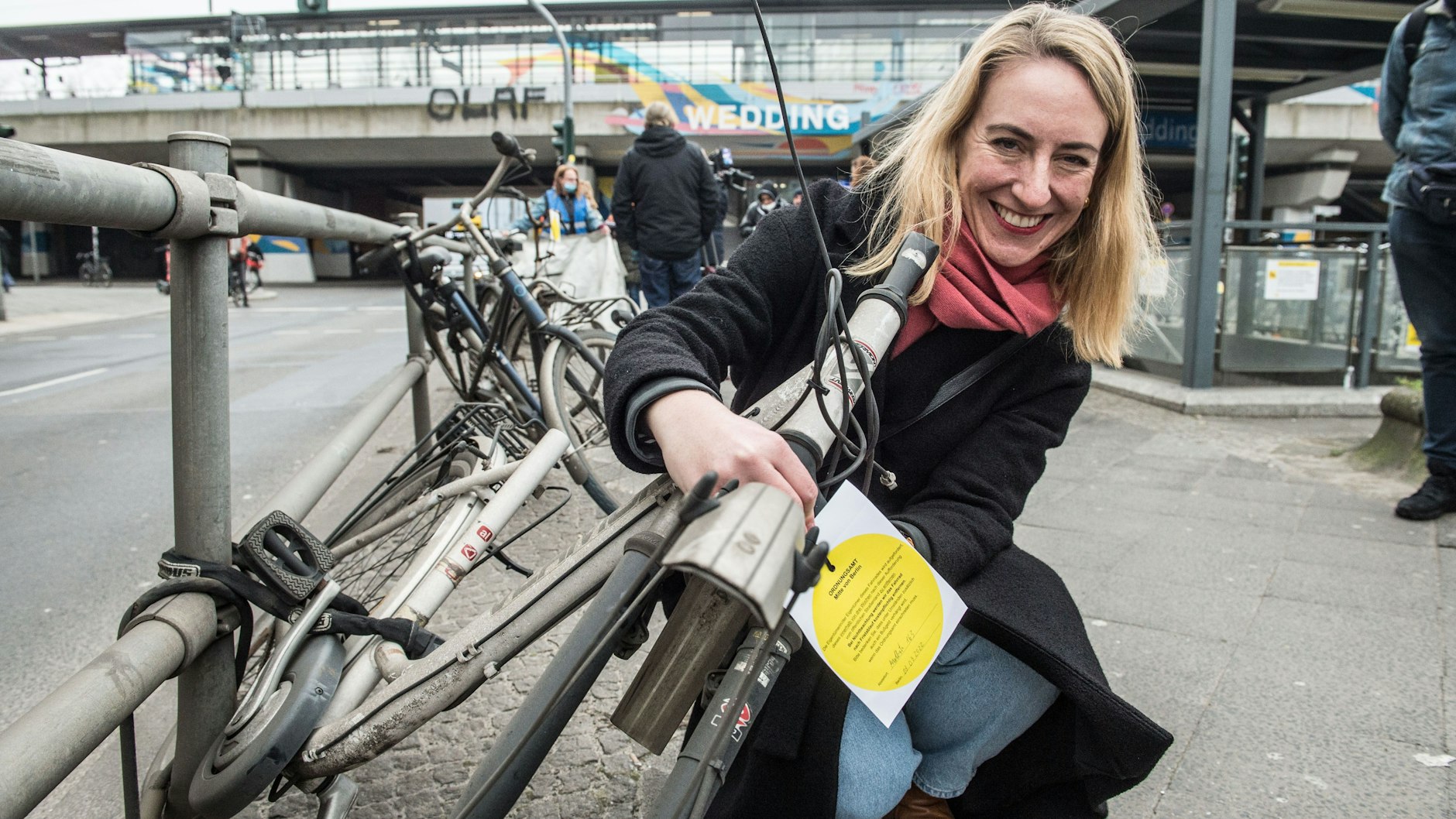 Bezirksstadträtin Almut Neumann (Grüne) kämpft gegen Schrotträder auf der Straße.