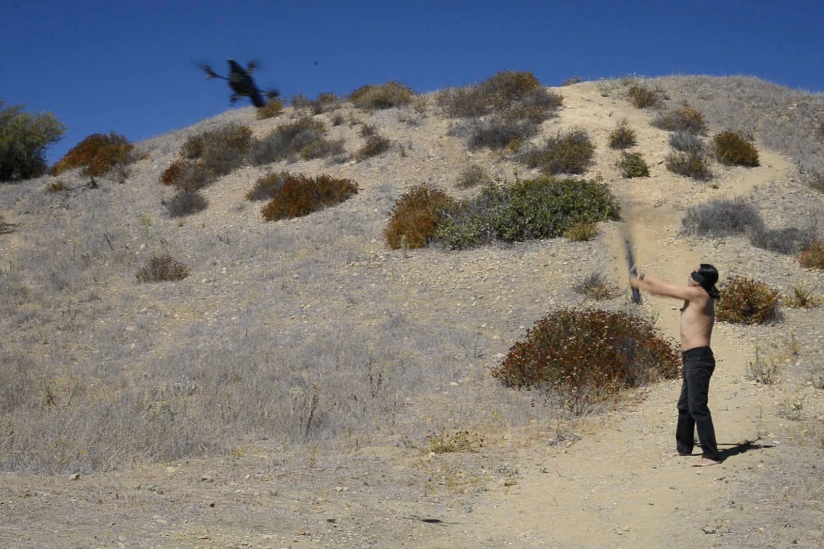 Paucars Drohnenkampf in den Hügeln der Pacific Palisades bei Santa Monica:&nbsp;Videosequenz aus „The Dreams of Feuchtwanger“, 2014/2023&nbsp;